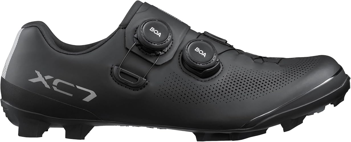 シマノ(SHIMANO) サイクリングシューズ SH-XC703 ブラック 40.0(25.2cm) ワイド注文が出来る商品は在庫がございます。 送料は全て込みの価格となっております。 amazon倉庫を利用して発送を行っております。 注文から発送まで自動で行っております。 注文から発送まで通常1〜2日以内の発送になります。 大型の場合は3日以上かかる場合もございます。 繁忙期は1週間以上かかることもございますことご理解お願いします。 配送の際に航空便の使用が出来ない商品もございます。 そう言った商品は通常よりも配達まで時間がかかります。 北海道、沖縄、離島へ配送する場合は通常よりも4〜10日程度余分に時間がかかります。 天候等により前後する場合もあります。 送料は全て込みの価格となっております。 稀にシステムエラーににより在庫が無いのにある表示をしてしまいます。その際はすみませんがキャンセルにて対応をさせて頂きます。 最近はほとんどシステムエラーもございません。 掲載商品の仕様、ロゴ等のデザインは改良のため、変更される場合がございます。 画像はイメージであり参考用になります。 商品タイトルと違うサイズの画像が使用されている場合がございます。 商品のカラーはディスプレイの種類等により、実物と異なって見える場合がございます。 掲載商品の仕様、ロゴ等のデザインは改良のため、変更される場合がある事をご了承ください。 "actual size may vary or actual color may vary" 当ホームページに掲載されている販売価格及び商品情報につきましては、細心の注意を払って登録しておりますが、万一記載事項にミスがあった場合は正しい情報に訂正をさせて頂きます。 返品をご希望の方はご相談ください。