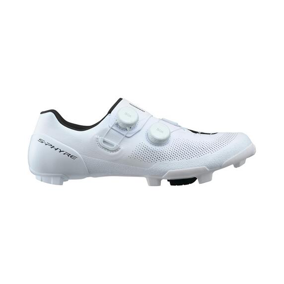 (最短即日発送) シマノ(SHIMANO) サイクリングシューズ SH-RX910 ホワイト 40.0(25.2cm) 送料無料注文が出来る商品は在庫がございます。 送料は全て込みの価格となっております。 amazon倉庫を利用して発送を行っております。 注文から発送まで自動で行っております。 注文から発送まで通常1〜2日以内の発送になります。 大型の場合は3日以上かかる場合もございます。 繁忙期は1週間以上かかることもございますことご理解お願いします。 配送の際に航空便の使用が出来ない商品もございます。 そう言った商品は通常よりも配達まで時間がかかります。 北海道、沖縄、離島へ配送する場合は通常よりも4〜10日程度余分に時間がかかります。 天候等により前後する場合もあります。 送料は全て込みの価格となっております。 稀にシステムエラーににより在庫が無いのにある表示をしてしまいます。その際はすみませんがキャンセルにて対応をさせて頂きます。 最近はほとんどシステムエラーもございません。 掲載商品の仕様、ロゴ等のデザインは改良のため、変更される場合がございます。 画像はイメージであり参考用になります。 商品タイトルと違うサイズの画像が使用されている場合がございます。 商品のカラーはディスプレイの種類等により、実物と異なって見える場合がございます。 掲載商品の仕様、ロゴ等のデザインは改良のため、変更される場合がある事をご了承ください。 "actual size may vary or actual color may vary" 当ホームページに掲載されている販売価格及び商品情報につきましては、細心の注意を払って登録しておりますが、万一記載事項にミスがあった場合は正しい情報に訂正をさせて頂きます。 返品をご希望の方はご相談ください。