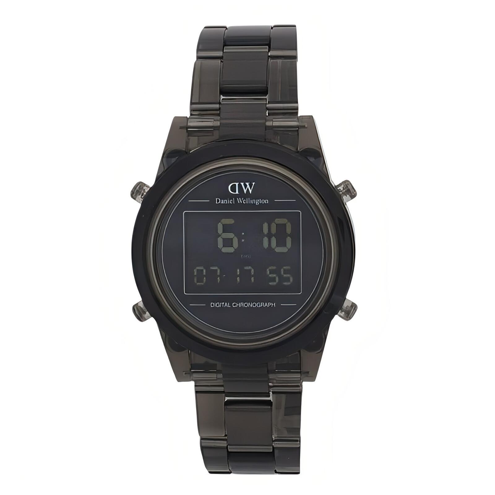 商品情報サイズ(約)H36×W36×D10mm(ラグ、リューズは除く)腕周り最大(約)20.5cm、最小(約)12.5cmストラップ幅：18mm重さ(約)46g素材/材質ケース：G850バイオベースプラスチック、316Lステンレススチールベルト：G850バイオベースプラスチック仕様クォーツムーブメント日常生活防水クロノグラフカレンダー(自動カレンダー)10桁デュアルタイムディスプレイデイリーアラーム1時間単位のチャイムカラー文字盤：ブラックベルト：ダークグレーケース：ダークグレー保証期間1年間付属品ブランド純正BOX保証書取扱説明書商品について※こちらの商品は、偽造品などの流通防止を目的としているAACDに加盟している卸メーカーからの仕入れですので、ご安心くださいませ。注意書き※モニター発色の具合により色合いが異なる場合がございます。※こちらは、メーカー直送品です。※他の商品との同梱発送出来ません。※「代金引換」お受付出来ない商品です。※北海道、沖縄、離島などは、追加送料(北海道+500円、沖縄/離島+1,500円)が発生いたします。※定期的に在庫確認をしていますが、注文のタイミングにより欠品の可能性があります。その際は、こちらでキャンセルいたします。ダニエルウェリントン DANIEL WELLINGTON 腕時計 RETRO DIGITAL デジタルウォッチ スポーツウォッチ メンズ レディース ブラック クロノグラフ クオーツ デジタル 36mm ダークグレー ファッション ウォッチ 人気 ブランド おしゃれ 誕生日 記念 プレゼント ギフト 送料無料 レトロなデザインにモダンな機能を全て備えたRetro Digital Watch。 透明なバイオベースプラスチックを使用し、クールなカラーバリエーションが揃うRetro Digital Watchは、ヴィンテージ感のあるデザインに最新の素材が融合し、ユニークな存在感を放ちます。DWが誇るIconic Linkのデザインからインスピレーションを得たシルエットに、デジタルウォッチの特徴をプラス。10桁デュアルタイムディスプレイ、デイリーアラームと1時間単位のチャイムを備えた自動カレンダー、クロノグラフ機能を搭載しています。DANIEL WELLINGTON / ダニエルウェリントン2011年に設立されたスウェーデン発のウォッチブランド。創業者であるフィリップ― タイサンダーが出会った紳士的で魅力的な男性の名前がブランド名の由来となっています。流行に左右されないデザインは、カジュアルなスタイルからスーツスタイルまで幅広く対応します。プレゼントやギフトにもオススメ。 2