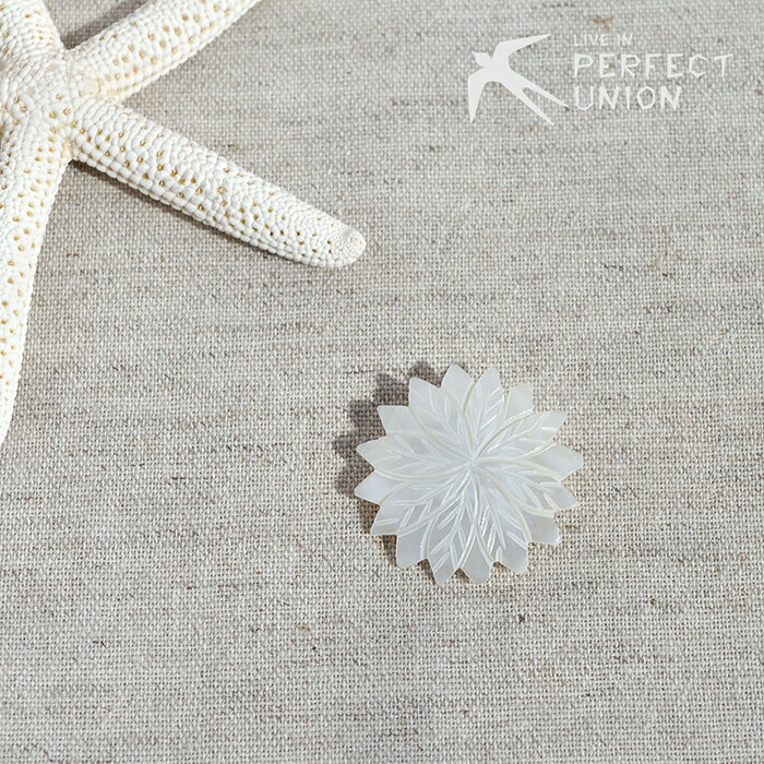 シェルブローチ/フラワーG シェル ブローチ 可愛い シンプル ギフト デイリー使いに ワンポイント プチプラ 貝 大人かわいい 自然素材 ナチュラル ブローチ...