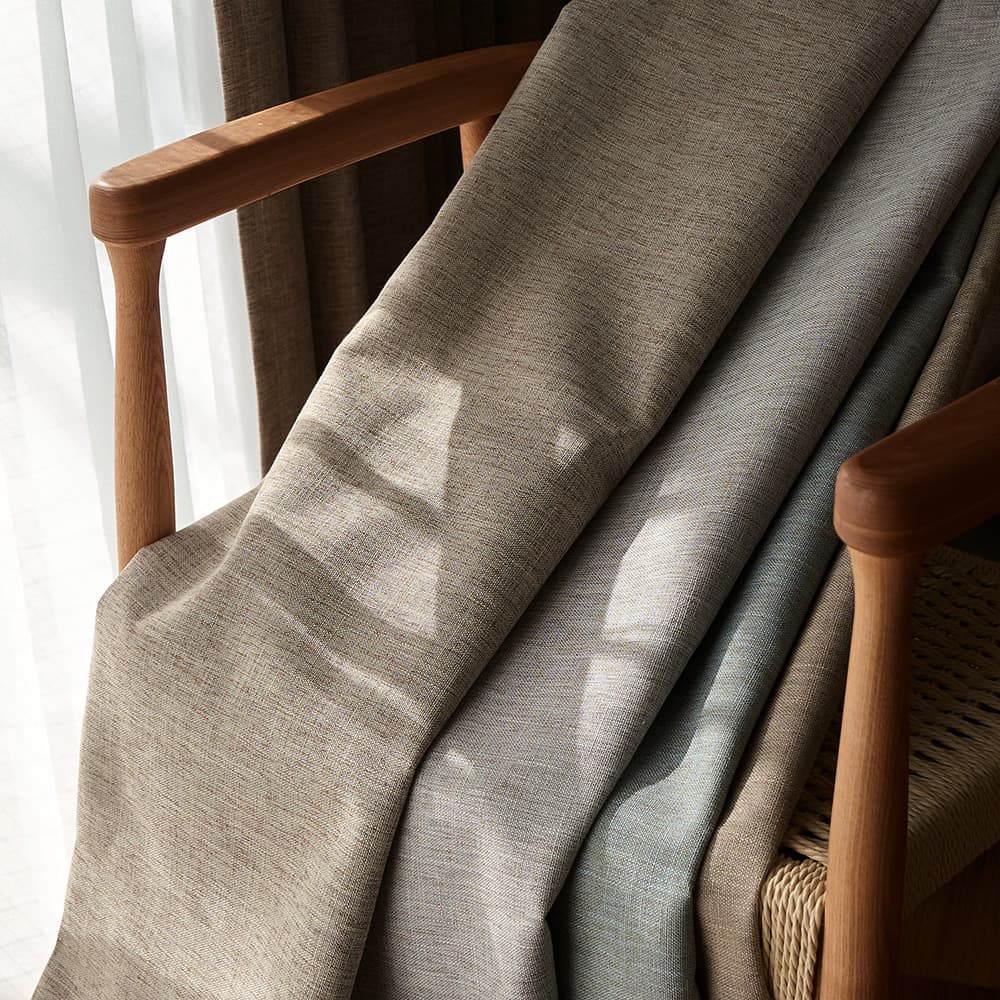 完全遮光カーテン 北欧ヴィンテージに似合う、リネン混のざっくりしたファブリック。遮光率100%に遮熱・保温、防音、そしてシームレス ＜リネンブレンド＞