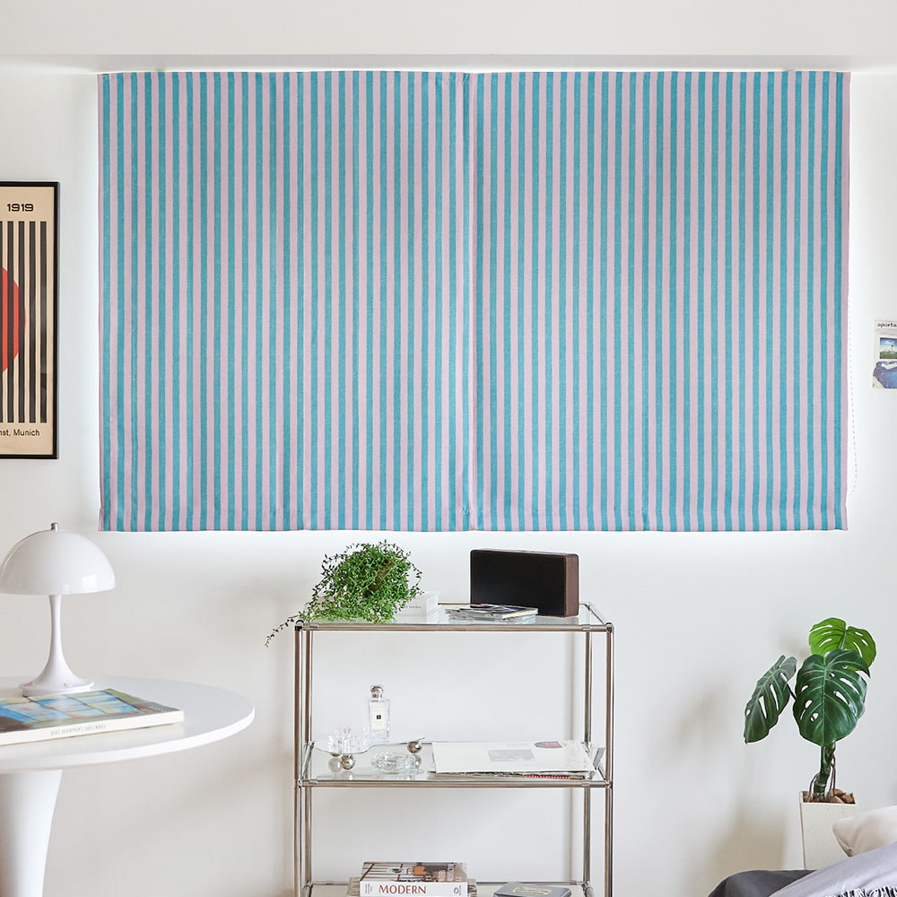 【シェード】 シェードカーテン トレンドのくすみカラーでおしゃれに仕上げた、ストライプシェードカーテン