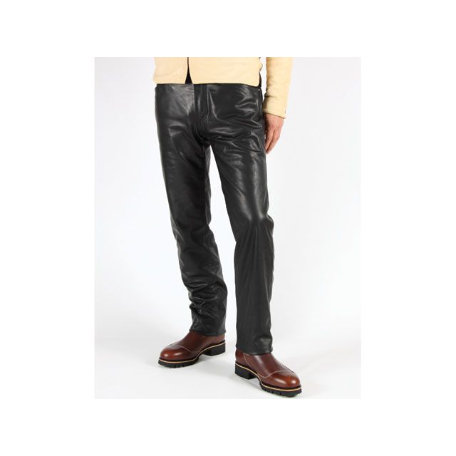●メーカー名：デグナー / DEGNER●商品名：DP-18A レザーパンツ（ブラック）●サイズ 2XL・サイズ：Sはこちら・サイズ：Mはこちら・サイズ：Lはこちら・サイズ：XLはこちら●メーカー品番：DP-18A●JANコード：4524486054341商品の保証は、メーカー保証書の内容に準じます。カラーブラック素材Cow（ソフト）特徴■マットな質感で柔らかくなめされたシボのあるレザーを使用。ソフトなレザーのため履き始めより身体によく馴染みレザーパンツが初めての方にもオススメ。備考スマートなのに履き易いレザースリムフィットパンツ。一見スマートながら履き易い理由は、ややローライズ気味のオリジナルパターン。革もやわらかく、サイズ別に体型の特徴に合わせた寸法設定で、実は大柄な方でも履きこなしやすい万能レザーパンツです。サイズスペック【S（cm）】ウエスト：76/ヒップ：92/太腿：55/ヒザ：41/裾周り：37 【M（cm）】ウエスト：81/ヒップ：96/太腿：56/ヒザ：41/裾周り：37 【L（cm）】ウエスト：86/ヒップ：100/太腿：58/ヒザ：42/裾周り：38 【XL（cm）】ウエスト：92/ヒップ：104/太腿：60/ヒザ：44/裾周り：40 【2XL（cm）】ウエスト：96/ヒップ：108/太腿：62/ヒザ：46/裾周り：42 ※サイズはあくまでも目安となります。※掲載画像はイメージです。実際の商品とは色味や仕様が異なる場合がございます。