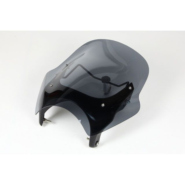 ●メーカー名：シックデザイン / CHIC DESIGN●商品名：ウインドシールド ガイラシールド●カラー スモーク サイズ L・カラー：クリア サイズ：Sはこちら・カラー：クリア サイズ：Mはこちら・カラー：クリア サイズ：Lはこちら・カラー：スモーク サイズ：Sはこちら・カラー：スモーク サイズ：Mはこちら●メーカー品番：GS30CL/2●JANコード：4548916951819商品の保証は、メーカー保証書の内容に準じます。サイズ【S】LENGTH：375mm／WIDTH：400mm 【M】LENGTH：395mm／WIDTH：410mm 【L】LENGTH：415mm／WIDTH：425mm特徴■ガイラシールド：エアプロテクションに優れた三次曲面を持つ、角度可変タイプのウインドシールド。鎧羅（ガイラ）とは鎧の着物を意味し、無骨さと優雅さを融合したデザインのフロントフェアリングです。スクリーン内側にFRP製のインナーステーをセットすることで、スクリーンの剛性を高めると同時に、独創的なフロント周りを演出します。また、シックデザイン独自開発の角度調整機構により、一般走行から高速走行まで走行条件に合わせて、スクリーンの角度を無段階に調整することが可能です。スクリーン本体は3mm厚ポリカーボネイト製（ハードコート仕様）。サイズは3種類、色はクリアとスモークを設定。万が一のアクシデントでも破断しにくい特性を持っています。インナーステーは耐久性を重視したFRP多層構造、裏面サーフェスマット仕上げとなります。ライト左右ラバーマウントとトップブリッジ上の角度調整ユニットの合計3箇所での確実な固定。車種やライダーの体格に合わせたセッティングが可能であるため、ハンドルマウント系のフェアリングの中ではトップレベルの防風性能を誇ります。 ■適合車種にボルトオン設計：各車種に合わせたタイプを設定し、装着はボルトオン。スクリーン前側はライトに少しかぶるデザインで、光量を落とすことなく鋭いフロントフェイスを演出します。装着には特殊な工具などは必要ありません。車載工具程度で簡単に着脱可能で、車検にも対応しています。 ■ワンタッチ角度調整スクリーン：ライト左右をラバーマウントとし、この2点を軸にスクリーンの角度が可変します。ベースとなるサイドマウントボルトやインナーステーを固定するボルトは、耐久性の高いステンレス製を採用しています。ハンドルバー中央部に取り付ける調整ノブにより、工具を使わず素早く簡単に角度調整がおこなえます。可動範囲は車種によって異なります。ホーネットやゼファーなど、ハンドルアッパーホルダーが左右一体型になっている車種は、分割式ハンドルアッパーホルダーを別途ご用意ください。備考エアプロテクションとスタイリングを高い次元で両立した角度調整機構付きウインドシールド。スクリーンとFRP製インナーステーを組み合わせる事で、スクリーンの剛性を高めると同時に、独創的なフロント周りを演出します。トップブリッジ上の操作により、走行条件に合わせたスクリーン角度を無段階に調整することが可能。左右のラバーマウントと角度調整ユニットの3点マウントにより、高速走行にも対応した設計です。スクリーン本体は3mm厚ポリカーボネイト製（ハードコート仕様）。色はクリアとスモークを設定、サイズも3種類から選択可能です。ライト左右のボルト8mm、ライト径は通常のφ180用。※掲載画像はイメージです。実際の商品とは色味や仕様が異なる場合がございます。メーカー車種年式型式・フレームNo.その他カワサキEstrella2014-2017※商品掲載時の適合情報です。年式が新しい車両については、必ずメーカーサイトにて適合をご確認ください。