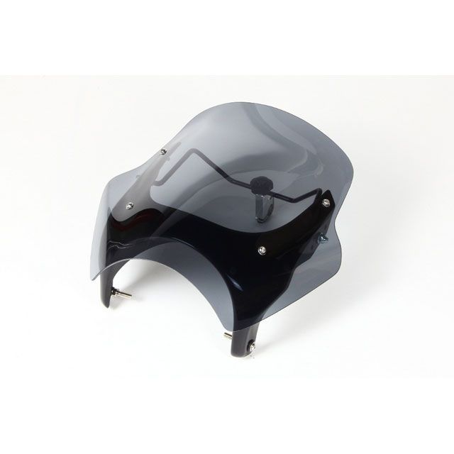 ●メーカー名：シックデザイン / CHIC DESIGN●商品名：ウインドシールド ガイラシールド●カラー スモーク サイズ S・カラー：クリア サイズ：Sはこちら・カラー：クリア サイズ：Mはこちら・カラー：クリア サイズ：Lはこちら・カラー：スモーク サイズ：Mはこちら・カラー：スモーク サイズ：Lはこちら●メーカー品番：GS47CS/2●JANコード：4549950540137商品の保証は、メーカー保証書の内容に準じます。サイズ【S】LENGTH：375mm／WIDTH：400mm 【M】LENGTH：395mm／WIDTH：410mm 【L】LENGTH：415mm／WIDTH：425mm特徴■ガイラシールド：エアプロテクションに優れた三次曲面を持つ、角度可変タイプのウインドシールド。鎧羅（ガイラ）とは鎧の着物を意味し、無骨さと優雅さを融合したデザインのフロントフェアリングです。スクリーン内側にFRP製のインナーステーをセットすることで、スクリーンの剛性を高めると同時に、独創的なフロント周りを演出します。また、シックデザイン独自開発の角度調整機構により、一般走行から高速走行まで走行条件に合わせて、スクリーンの角度を無段階に調整することが可能です。スクリーン本体は3mm厚ポリカーボネイト製（ハードコート仕様）。サイズは3種類、色はクリアとスモークを設定。万が一のアクシデントでも破断しにくい特性を持っています。インナーステーは耐久性を重視したFRP多層構造、裏面サーフェスマット仕上げとなります。ライト左右ラバーマウントとトップブリッジ上の角度調整ユニットの合計3箇所での確実な固定。車種やライダーの体格に合わせたセッティングが可能であるため、ハンドルマウント系のフェアリングの中ではトップレベルの防風性能を誇ります。 ■適合車種にボルトオン設計：各車種に合わせたタイプを設定し、装着はボルトオン。スクリーン前側はライトに少しかぶるデザインで、光量を落とすことなく鋭いフロントフェイスを演出します。装着には特殊な工具などは必要ありません。車載工具程度で簡単に着脱可能で、車検にも対応しています。 ■ワンタッチ角度調整スクリーン：ライト左右をラバーマウントとし、この2点を軸にスクリーンの角度が可変します。ベースとなるサイドマウントボルトやインナーステーを固定するボルトは、耐久性の高いステンレス製を採用しています。ハンドルバー中央部に取り付ける調整ノブにより、工具を使わず素早く簡単に角度調整がおこなえます。可動範囲は車種によって異なります。ホーネットやゼファーなど、ハンドルアッパーホルダーが左右一体型になっている車種は、分割式ハンドルアッパーホルダーを別途ご用意ください。備考エアプロテクションとスタイリングを高い次元で両立した角度調整機構付きウインドシールド。スクリーンとFRP製インナーステーを組み合わせる事で、スクリーンの剛性を高めると同時に、独創的なフロント周りを演出します。トップブリッジ上の操作により、走行条件に合わせたスクリーン角度を無段階に調整することが可能。左右のラバーマウントと角度調整ユニットの3点マウントにより、高速走行にも対応した設計です。スクリーン本体は3mm厚ポリカーボネイト製（ハードコート仕様）。色はクリアとスモークを設定、サイズも3種類から選択可能です。ライト左右のボルトは8mm、ライト径の小さいTempterに対応したものです。※掲載画像はイメージです。実際の商品とは色味や仕様が異なる場合がございます。メーカー車種年式型式・フレームNo.その他スズキTEMPTER1997-2000※商品掲載時の適合情報です。年式が新しい車両については、必ずメーカーサイトにて適合をご確認ください。