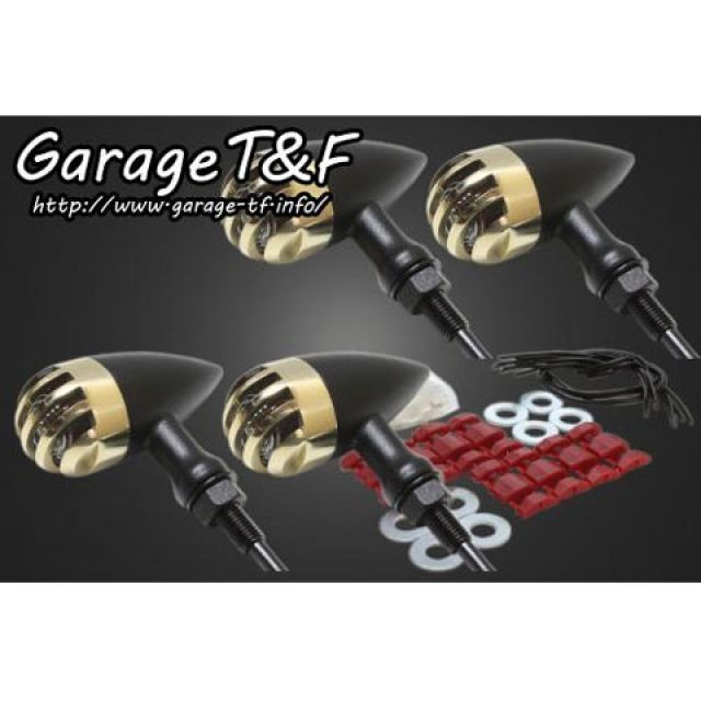 ●メーカー名：ガレージT&F / T&F(ガレージティーアンドエフ)●商品名：バードゲージウィンカータイプ2 ダークレンズ仕様 キット●ウィンカー ブラック ゲージ 真鍮・ウィンカー：ポリッシュ ゲージ：ポリッシュはこちら・ウィンカー：ポリッシュ ゲージ：ブラックはこちら・ウィンカー：ポリッシュ ゲージ：真鍮はこちら・ウィンカー：ブラック ゲージ：ポリッシュはこちら・ウィンカー：ブラック ゲージ：ブラックはこちら●メーカー品番：・250TRWK24商品の保証は、メーカー保証書の内容に準じます。材質ボディー：アルミ製 レンズ：プラスチック製サイズレンズ径：34φ ゲージ径：39φ 全長：87mm 取り付けネジ径：M10-P1.25仕様・ダークレンズ仕様 ・バルブ：12V23W備考車種専用取り付けステー付きで簡単ボルトオン。こちらのウィンカーは「鋳物」製法（砂型）で作られている商品です。製品1つ1つが違う顔を持ち独特のビンテージ感がございます。ハイテクマシーンでは作りえることが出来ない昔ながらのウィンカーです。ご注意※製品1つ1つにバラツキが有り、砂型特有の巣穴などございます。砂型商品と言うことをご理解の上、お買い求め下さい。（しかしながら、アンティーク感は抜群にございます！）※装着写真は、スモールブレットウィンカーを取り付けした際のイメージです。参考にどうぞ！！※掲載画像はイメージです。実際の商品とは色味や仕様が異なる場合がございます。メーカー車種年式型式・フレームNo.その他カワサキ250TR※商品掲載時の適合情報です。年式が新しい車両については、必ずメーカーサイトにて適合をご確認ください。