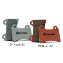 ●メーカー名：ブレンボ / brembo●商品名：セリエオーロ ブレーキパッド オフロードコンパウンド●メーカー品番：07YA47SD●JANコード：4573277460892商品の保証は、メーカー保証書の内容に準じます。●種類シンタード●用途SX：モトクロス/スーパーモタード SD：オフロード●仕様OFF-ROAD COMPOUND：オフロードコンパウンドは、オフロード走行時に常に遭遇する様々な状況、具体的には低温や高温だけでなく人をも寄せ付けない過酷なコンディション（マッド・サンド・ウォーターハザード等）で、低温時のブレーキ性能も重要になってくる状況において最大の摩擦効率性を発揮するように設計されています。そのため、高い耐候安定性を備えています。SXコンパウンド：オフロード及びスーパーモタード用シンタードコンパウンド。耐熱性に優れた強力ブレーキパッドで、モトクロスやスーパーモタードにお勧めです。特に高温時のブレーキ性能が安定しています。SDコンパウンド：オフロード用シンタードコンパウンド。あらゆる作動状況において摩擦効率性と安定性が優れています。水や泥にさらされても適切な耐摩耗性を持っています。SXコンパウンドほど強力ではありませんが、よりコントローラブルなブレーキングが可能です。●特徴■シンタードコンパウンド(メタル系) SA、SP、SX、SD、XS 潤滑剤や研磨剤などを混合した金属粉を、高温で圧縮することで生成されたコンパウンド。生成プロセスにて接着剤を加えることなく、あらゆる形状のバックプレートに結合されます。金属粉の性能が高温時でのブレーキングパワーの決め手となります。潤滑剤はブレーキング全体の安定化を助け、研磨剤はブレーキディスクをクリーンに保つ作用があります。■カーボンセラミックコンパウンド(オーガニック系) RC 主に樹脂粘結剤、金属粉、潤滑剤、及び研磨剤で構成されています。摩擦係数は樹脂粘結剤と金属粉によって決まり、潤滑剤と研磨剤は上記の機能を果たします。■コンパウンドの選択 全てのブレーキパッドには特有の使用用途があります。コンパウンドの選択はブレーキパッドが対処する様々な状況によって決まります。レース用ではブレーキが高温時に最高性能を発揮し、ストリート用では中低温時にブレーキが掛けられた時に高い安定性を発揮することが要求されます。ブレンボはあらゆるニーズに対応するラインナップをご用意しています。■アタリ付け ブレーキパッドの初期慣らし、いわゆる「アタリ付け」はすべてのコンパウンドにとって特に重要なプロセスで、レース用のRCコンパウンドにとっては極めて重要です。握り込みの間隔を置いて軽く数回ブレーキを掛ける事によってブレーキパッドのアタリ付けは完了します。この時に無理矢理に温度を上げるようなブレーキングは行わないでください。これらによりブレーキシステムの十分な性能発揮に必要な正しい加熱・冷却サイクルが生成されます。アタリ付けの時間はコンパウンドの種類によって決まりますが、一般的にシンタードメタル系よりオーガニック系の方が長くなります。●備考【セーフティーブレーキングの秘訣は、ブレーキパッド】ブレーキ業界のグローバルリーダーであるブレンボは、ブレーキシステムの安全性向上のため先進技術を採用した高性能ブレーキパッドを豊富にラインナップしています。シンタードからカーボンセラミックまで様々なコンパウンドを使用した豊富なラインナップを提供することにより、ブレンボはレース、ロード、オフロード、ストリート、スクーターといったあらゆるジャンルのニーズに応えることができるのです。ブレーキパッドに通常使われるコンパウンドは、シンタードメタル系とオーガニック系の2つの系統に分類することができます。どちらのコンパウンドを選択するかは使用目的だけで決まるものではありません。異なったコンパウンドのブレーキパッドを同じ使用用途に使うこともできます。●写真注意※画像はイメージです。メーカー車種年式型式・フレームNo.その他ヤマハMT 09 SP2018〜900cc/フロントヤマハWR F2018〜250cc/フロントヤマハYZ2008〜125cc/フロントヤマハYZ2008〜250cc/フロントヤマハYZ F2008〜450cc/フロントヤマハYZ F2007-2018250cc/フロントヤマハYZ FX2015〜250cc/フロント※商品掲載時の適合情報です。年式が新しい車両については、必ずメーカーサイトにて適合をご確認ください。