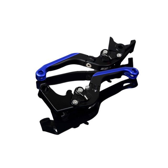 ●メーカー名：SPEEDRA(スピードラ)●商品名：アルミビレットアジャストレバーセット 可倒延長式（レバー本体：マットブラック）●アジャスター マットブラック エクステンション マットブルー●メーカー品番：LVGM074BK-BKBE●JANコード：4580540675754ブランド名が「SSK」から「SPEEDRA」へ変更となっております。ブランド名変更に伴い製品は順次、変更品へ切り替わる予定ですが、在庫状況により、しばらくの間は、現行品と変更品が混在するかと存じますが、ご理解、ご了承いただきますようお願い申し上げます。商品の保証は、メーカー保証書の内容に準じます。カラーレバー本体：マットブラック備考■レバー長さ：約約145mm-175mm■高強度アルミニウム合金素材6061を精密加工したレバー本体にアルマイト処理を行うことにより高級感を与え、高精度を実現しました。■純正マスターシリンダー、クラッチレバーホルダーに装着できます。■握りやすい形状により操作に必要な力を低減。■レバーが可倒式になっておりますので転倒等の衝撃によるダメージを最小限に抑えます。■6段階アジャスターにより最大約28mmまで調整が可能となっており、好みのレバー位置にセッティング可能ですので手の小さな女性でも快適な操作性を確保出来ます。■レバーエンド部は延長式になっている為、お好みに合わせてレンチ一本で約30mm調整することが可能となっております。■レバーエンド部に風圧を逃すスリット加工が施してあります。■商品を発送する際に補修部品のリストを同梱させていただいておりますので、破損や日焼け等があった場合の部品単位での販売も可能となっております。ご注意※取り付け車種により純正レバーに付属する部品をご使用いただく場合がございます。※レバー交換後は必ず異常が無いか確認を行ってください。※この商品は予告なしに価格や仕様を変更する場合がございます。写真注意※画像はイメージです。取付ブラケットの形状は実物と異なる場合があります。※モニターの環境等の理由により画像の色と実物の色が若干異なって見える場合がございます。※掲載画像はイメージです。実際の商品とは色味や仕様が異なる場合がございます。メーカー車種年式型式・フレームNo.その他ケーティーエム1190 RC8/R2009-2016ケーティーエム1290 Super Duke R2014-2018ケーティーエム690 DUKE2008-2011ケーティーエム990 SUPERDUKE2005-2012※商品掲載時の適合情報です。年式が新しい車両については、必ずメーカーサイトにて適合をご確認ください。