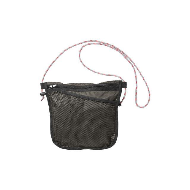 ●メーカー名：プロモンテ / PUROMONTE●商品名：ポータブルサコッシュ（ダークグリーン）●メーカー品番：GSA20●JANコード：4582146365824商品の保証は、メーカー保証書の内容に準じます。●カラーDグリーン●素材20DナイロンPU加工●サイズ縦22×横24cm●備考わずか35gで豊富なカラーバリエーションからチョイスできる使い勝手の良いサコッシュ。●写真注意※画像はイメージです。