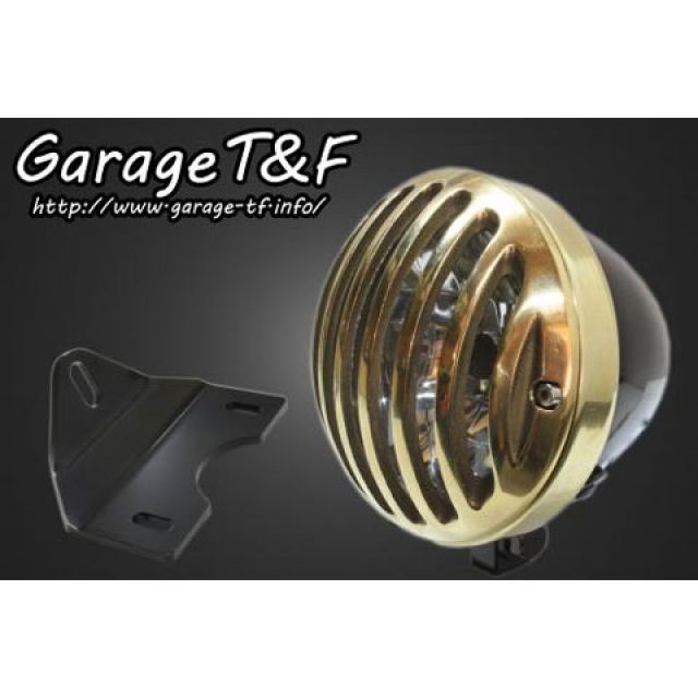 ●メーカー名：ガレージT&F / T&F(ガレージティーアンドエフ)●商品名：4.5インチバードゲージヘッドライト＆ライトステー（タイプG）キット●ヘッドライト ブラック ゲージ 真鍮・ヘッドライト：ブラック ゲージ：ブラックはこちら・ヘッドライト：ブラック ゲージ：ポリッシュはこちら・ヘッドライト：メッキ ゲージ：真鍮はこちら・ヘッドライト：メッキ ゲージ：ブラックはこちら・ヘッドライト：メッキ ゲージ：ポリッシュはこちら●メーカー品番：・EST250HL24商品の保証は、メーカー保証書の内容に準じます。材質ヘッドライト：スチール製ステー：スチール製ブラック仕上げサイズレンズ部：約114mm仕様バルブ：12V35/35W H4備考ヘッドライトとヘッドライトステーのお買い得なKITです。車種専用ステー付きで簡単ボルトオン。バードゲージカバーは「鋳物」製法（砂型）で作られている商品です。製品1つ1つが違う顔を持ち独特のビンテージ感がございます。ハイテクマシーンでは作りえることが出来ない昔ながらのヘッドライトカバーです。ご注意※バードゲージカバーは、製品1つ1つにバラツキが有り、砂型特有の巣穴などございます。※砂型商品と言うことをご理解の上、お買い求め下さい。（しかしながら、アンティーク感は抜群にございます！）※ガレージT＆Fのヘッドライトを取り付ける場合、純正フロントウィンカーが取り付け不可となります。※掲載画像はイメージです。実際の商品とは色味や仕様が異なる場合がございます。メーカー車種年式型式・フレームNo.その他カワサキエストレヤカワサキエストレヤRSカワサキエストレヤRSカスタムカワサキエストレヤカスタム※商品掲載時の適合情報です。年式が新しい車両については、必ずメーカーサイトにて適合をご確認ください。