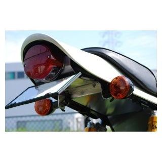●メーカー名：バグース / Bagus(バグースモーターサイクル)●商品名：一体式フェンダーレスキット●タイプ Z2テールランプ仕様用 カラー シルバー・タイプ：ノーマルテールランプ仕様用 カラー：シルバーはこちら・タイプ：ノーマルテールランプ仕様用 カラー：ブラックアルマイトはこちら・タイプ：Z2テールランプ仕様用 カラー：ブラックアルマイトはこちら●メーカー品番：BG-FL02SL-Z2●JANコード：4548916240951商品の保証は、メーカー保証書の内容に準じます。材質アルミ特徴■重量と強度のバランスを考えてベースプレートは2ミリ厚。縁には返しが付いていて物が落ちにくくなっています。 ■シートロックのスプリング角度も考え抜き、シートの脱着がスムーズです。（バッテリーケース、テールランプステーは3ミリ厚） ■バッテリーや電装系がすっきり収まる設計です。 ■裏側の美しさにもこだわり、リベットの数も最小限にとどめました。 ■何よりスペース確保を大事にしつつ、美しさ、扱いやすさを実現しました。備考Bagus！ motor cycleがこだわりぬいた贅沢なアルミ製のフェンダーレスキットが出来上がりました！シート下からリヤ廻りまで一体式の為、とってもスッキリします。『Bagus！小物入れプレート』とも同じ装着OK！カスタムのバリエーションを妨げません。※掲載画像はイメージです。実際の商品とは色味や仕様が異なる場合がございます。メーカー車種年式型式・フレームNo.その他カワサキZEPHYR1100※商品掲載時の適合情報です。年式が新しい車両については、必ずメーカーサイトにて適合をご確認ください。
