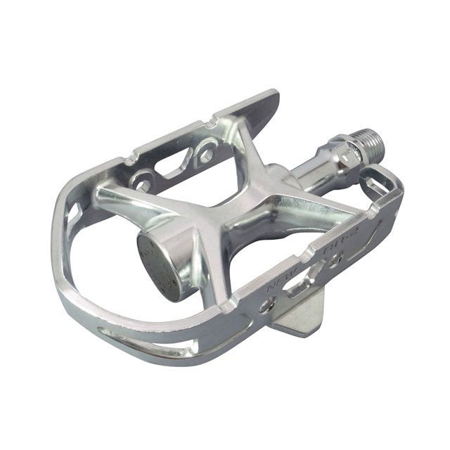 ●メーカー名：三ヶ島（自転車） / MKS(ミカシマ)●商品名：ペダル（AR-2）左右ペア 9/16芯（シルバー）●JANコード：4560369001156商品の保証は、メーカー保証書の内容に準じます。カラーシルバー仕様原産国：日本材質：アルミ、スチール製品サイズ：踏面 100x62mm、重量：293g（ペア）ペダル軸サイズ：9/16アルミ製ボディ/片面ペダル。左右セットカップ＆コーンベアリング前後リフレクター装備可能モデル※リフレクターは別途お求めくださいトゥクリップ装着推奨モデル。リフレクターと同時装着をする際はリフレクターのネジを利用し共締めとしてください備考非対称の踏面が人間の足型にフィットする設計を施したペダル。片面タイプでトゥクリップの装着推奨。ツーリングに最適なペダルです。※掲載画像はイメージです。実際の商品とは色味や仕様が異なる場合がございます。