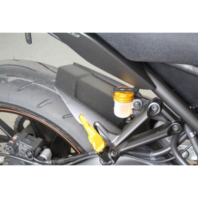 ●メーカー名：SPEEDRA(スピードラ)●商品名：MT-09/MT-09ABS 14-用インナーリアフェンダー ドライカーボン/純正形状●仕様 平織り艶消し●メーカー品番：CY00102PM●JANコード：4580486910483ブランド名が「SSK」から「SPEEDRA」へ変更となっております。ブランド名変更に伴い製品は順次、変更品へ切り替わる予定ですが、在庫状況により、しばらくの間は、現行品と変更品が混在するかと存じますが、ご理解、ご了承いただきますようお願い申し上げます。商品の保証は、メーカー保証書の内容に準じます。特徴■航空機などにも使われているプリプレグ（炭素繊維に樹脂を含浸させたシート状のもの）を使用し、バキュームパッキング処理し、オートクレーブで焼き上げるドライカーボン製法を採用しております。■ドライカーボンパーツは従来のウェットカーボンとは全く異なり、最新のカーボン加工技術を用いて生産されています。カーボンの持つ軽さと強度を最大限に引き出す、超軽量超強度を誇る製品です。■車体のイメージに合わせられる4種類の仕上がりを取り扱っております。（画像をご覧ください）■艶消しと艶有りはすべてUVカット加工済みですのでカーボンの弱点の紫外線にも耐えられます。ご注意※製品の価格は改良の為、予告無く変更することがございます。写真注意※取り付け写真はイメージです、商品の仕様と異なる場合もあります。※掲載画像はイメージです。実際の商品とは色味や仕様が異なる場合がございます。メーカー車種年式型式・フレームNo.その他ヤマハMT-09/MT-09ABS2014〜※商品掲載時の適合情報です。年式が新しい車両については、必ずメーカーサイトにて適合をご確認ください。