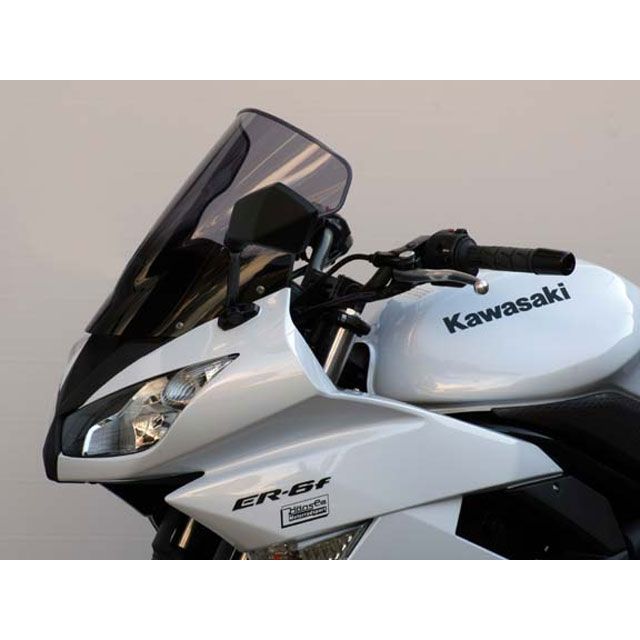 ●メーカー名：エムアールエー / MRA●商品名：スクリーン レーシング（ブラック）●メーカー品番：MR644K●JANコード：4548664813254商品の保証は、メーカー保証書の内容に準じます。カラーブラック材質アクリルサイズ厚み：3mm仕様■穴加工：不要 ■透過率：保安基準適合備考MRAスクリーンレーシングのトップスピードにおける空力の優位性はMOTO-GP、WSBで実証済。レースシーン直系の空力特性は日常の街乗りやツーリングでも効果を発揮します。中央部分が盛り上がったスクリーン形状は、前傾姿勢になった際にヘルメットをカバーし、正面から来る空気を頭上に送ることで、オートバイ自体の空気抵抗を最小限にしています。スーパースポーツバイクにマッチするレーシーなデザインでフロントフェイスを引き締めます。ご注意※画像はイメージです。形状やカラー等、サンプルとして実際の商品と異なるものが掲載されている場合がありますのでご注意下さい。※掲載画像はイメージです。実際の商品とは色味や仕様が異なる場合がございます。メーカー車種年式型式・フレームNo.その他カワサキER-6f2009-2011カワサキNinja400R2010-2011※商品掲載時の適合情報です。年式が新しい車両については、必ずメーカーサイトにて適合をご確認ください。