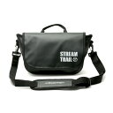 ●メーカー名：ストリームトレイル / STREAM TRAIL●商品名：Clam（ブラック）●メーカー品番：STTAA12703●JANコード：4542870558633商品の保証は、メーカー保証書の内容に準じます。●カラーブラック●素材ターポリン、ポリエステル●サイズ幅27×高さ18×奥行10cm●備考釣行のお供や街でのおでかけサイズ。インナーには、小物がふいに出ないようにジッパー付きです。（ナイロンクロスカバー）ボディポケットをフラップ内側に取り付けました。取り出す頻度の高い携帯電話・スマートフォン、定期などをしまっておけます。また、フロントフラップを下げることで上からの雨などを防ぎます。ショルダーベルトにパッドがついているので、重い荷物や書類を持ち運ぶ時も肩が痛くなりにくくなります。A4サイズやモバイルパソコン等も入り、通勤・通学にもおすすめなサイズです。●ブランドについてStream Trail（ストリームトレイル）は、30年以上のアウトドアやフライフィッシングの道具作りに携わった経験とノウハウを元に水辺に関わるギアやアクセサリーの開発を1997年から行い、2011年より物を入れる袋からバックそのものが道具であるべきとして機能性と使い易さを追求し、海、川、水辺のみならず、天候への対応も熟慮して防水性の高いバッグを中心に本格的にバッグブランドとしてスタート。防水機能ではプロフェッショナルユーザーからの高い信頼を得ており、彼らからのフィードバックを元に進化、改良するだけでなく、ON・OFFを問わずアクティブライフを応援するライフスタイルブランドとして、タウンユースやトラベルユースなど様々なニーズに合わせたアイテムを幅広く展開しています。●写真注意※画像はイメージです。