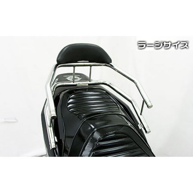 ●メーカー名：ウイルズウィン / WirusWin●商品名：スカイウェイブ（CJ44/45/46）用 バックホールドタンデムバー●タイプ：エレガントタイプ バックレストサイズ：ラージ・タイプ：エレガントタイプ バックレストサイズ：スモールはこちら・タイプ：ブライアントタイプ バックレストサイズ：スモールはこちら・タイプ：ブライアントタイプ バックレストサイズ：ラージはこちら商品の保証は、メーカー保証書の内容に準じます。●タイプ【ブライアントタイプ】エンド部分がスムーズな球面になっており、とても自然でシンプルな仕上がりになっています。 【エレガントタイプ】エンド部分がステンレス材からの削り出し仕上げになっており、高級感たっぷりの演出になっています。●材質タンデムバー：オールステンレス製●サイズ詳細【スモール】幅：300mm／奥行き：100mm／高さ：90mm 【ラージ】幅：360mm／奥行き：140mm／高さ：120mm●備考スカイウェイブ（CJ44/45/46）用 バックホールドタンデムバーです。安心して安全にタンデム走行をしていただけるよう、機能面を重視した商品です。子供から大人までしっかりとタンデムを快適にサポートします。急発進時、横揺れ時、ブレーキング時の転落を防止します。子供、大人をタンデムしてのテスト走行を繰り返し開発した専用特別設計で、パッセンジャーをしっかりサポートしてくれるパーツです。パッセンジャーの快適性向上のため、大型バックレストを標準装備しております。表面素材にはノーマルシートと似たシート生地を使用していますので、取って付けた感じは無くとてもマッチします。オリジナルバックレストは型から興して製作していますので、見た目も良く耐久性に優れたしっかりとした作りになっています。ラージサイズとスモールサイズの2サイズをご用意しておりますので、お好みに応じて選択して頂けます。取り付けは、無加工でしっかりとボルトオンで固定できます。材質は、耐久性、耐腐食性の高いオールステンレス製です。仕上げはバフ掛けを施していますので、高級感タップリでドレスアップにも最適の逸品です！バーが極太なので、パッセンジャーが握りやすく力を入れやすいので、安全性も高くなっております。バーエンドの形状をお好みに応じてエレガントタイプとブライアントタイプの2タイプから選択して頂けます。WirusWinステッカー、WirusWinプレート付属。●■WirusWinの注意書【取り付けに関するご注意】WirusWin社の商品には、一部取り扱い説明書がついておりませんので、商品の取り付けは一般の方が行う場合でも取付けに責任を持てる方が、作業をして下さい。WirusWin社の商品は、オートバイのドレスアップ、カスタムを目的として開発 、製造されております。また、徹底的なコストの削減のためにWirusWin社が余分とみなしたものは、一切入っておりません。取付けの際、オートバイ及び商品の固体差により、ワッシャ類、ステー類の移動、追加、取外し、または、キャブレターのセッティング等を行わなければならない場合があります。その際にかかる費用につきましてはお客様で負担して頂きます。万が一、WirusWin社の商品が原因で本人または他人及び物品に損害を与えた場合、万が一商品が不適合品、不良品であってもWirusWin社および当社では責任を負い兼ねます。各自様の責任にて取り扱い下さいますよう、お願い申し上げます。メーカー車種年式型式・フレームNo.その他スズキスカイウェイブCJ44/45/46※商品掲載時の適合情報です。年式が新しい車両については、必ずメーカーサイトにて適合をご確認ください。