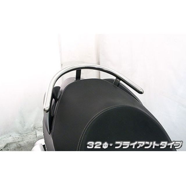 ●メーカー名：ウイルズウィン / WirusWin●商品名：バーグマン200用 32φタンデムバー●タイプ ブライアントタイプ・タイプ：エレガントタイプはこちら商品の保証は、メーカー保証書の内容に準じます。タイプ【ブライアントタイプ】エンド部分がスムーズな球面になっており、とても自然でシンプルな仕上がりになっています。 【エレガントタイプ】エンド部分がステンレス材からの削り出し仕上げになっており、高級感たっぷりの演出になっています。材質オールステンレス製備考バーグマン200用 バックレスト付き 32φタンデムバーです。今、ローダウンはスクーターカスタムの定番となっておりますが、そのローフォルムに合わせて出来るだけ車体全体を低く見せるために、車体との一体感を追求したタンデムバーを開発いたしました！車体に沿うように低くデザインされているのでボディラインにフィットし、かつ極太の32mm径のステンレスパイプを採用しましたので、存在感、目立ち度は抜群です！仕上げはバフ掛けを施していますので、高級感タップリでドレスアップには最適の逸品です！バーが極太なので、パッセンジャーが握りやすく力を入れやすいので、安全性も高くなっております。材質は、耐久性、耐腐食性の高いオールステンレス製です。仕上げはバフ掛けを施していますので、高級感タップリでドレスアップにも最適の逸品です！バーエンドの形状をお好みに応じてエレガントタイプとブライアントタイプの2タイプから選択して頂けます。WirusWinステッカー、WirusWinプレート付属。■WirusWinの注意書【取り付けに関するご注意】WirusWin社の商品には、一部取り扱い説明書がついておりませんので、商品の取り付けは一般の方が行う場合でも取付けに責任を持てる方が、作業をして下さい。WirusWin社の商品は、オートバイのドレスアップ、カスタムを目的として開発 、製造されております。また、徹底的なコストの削減のためにWirusWin社が余分とみなしたものは、一切入っておりません。取付けの際、オートバイ及び商品の固体差により、ワッシャ類、ステー類の移動、追加、取外し、または、キャブレターのセッティング等を行わなければならない場合があります。その際にかかる費用につきましてはお客様で負担して頂きます。万が一、WirusWin社の商品が原因で本人または他人及び物品に損害を与えた場合、万が一商品が不適合品、不良品であってもWirusWin社および当社では責任を負い兼ねます。各自様の責任にて取り扱い下さいますよう、お願い申し上げます。※掲載画像はイメージです。実際の商品とは色味や仕様が異なる場合がございます。メーカー車種年式型式・フレームNo.その他スズキバーグマン200JBK-CH41A※商品掲載時の適合情報です。年式が新しい車両については、必ずメーカーサイトにて適合をご確認ください。