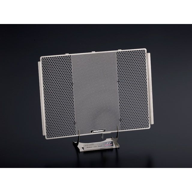 ●メーカー名：エッチングファクトリー / ETCHING FACTORY●商品名：GSX-S1000/F（15〜）用 ラジエターコアガード●カラー 緑エンブレム・カラー：黒エンブレムはこちら・カラー：赤エンブレムはこちら・カラー：青エンブレムはこちら・カラー：黄エンブレムはこちら●メーカー品番：RGS-S1000-00-gr商品の保証は、メーカー保証書の内容に準じます。備考「冷却効率と保護性能という相反するテーマをいかにして両立させるか。」フロントタイヤから巻き上げられた小石やゴミ、ライトめがけて飛んでくる昆虫．．．etc これらはアルミのフィンでできているラジエターコアへダメージを与えます。 フィンが潰されることによって冷却効果が失われ、場合によってはウォーターラインを破損しクーラント漏れを起こす危険も・・・ エッチングファクトリーのラジエターコアガードは、ラジエターに対して最も過酷とも言える真夏の8時間耐久ロードレースを中心に幾度となくテストを繰り返してきました。 メッシュパターンの配置、メッシュラインの太さ、そして開口率はレースからのフィードバックがぎっしりと詰まっています。 ・中央部分は細かく、両サイドは粗いヘキサゴンメッシュパターン。 これはフロントタイヤからスピンオフされた小石やゴミをタイヤ幅に合わせた中央部の細かいメッシュが確実にガード。両サイドの粗いメッシュは「冷却効率」と「保護性能」という相反するテーマの両立を考慮 された開口率になっています。 ・材質の選択にも理由があります。 アルミやチタンの場合、板厚を下げる（強度を下げる）ことでしか実現できないメッシュライン幅を、ステンレス（SUS304 0.8t）を採用することにより理想のライン幅で強度を下げずに実現。 これらを踏まえたコアガードには、性能の維持するためのアイテムとしてだけではなく、さりげなく美しさをアピールするドレスアップ効果も兼ね備えました。 守る、魅せる。 あなたの大切なマシンの為に、自信を持っておすすめ致します。ご注意※掲載の商品は予告無く仕様が変更になる場合があります。 ※YAMAHA／YZF−R6 レースkit（MB社用）の材質はSUS304 0．6t 3／4Hとなります。 ※Special stage内掲載製品の材質はSUS304 0．5t 3／4Hとなります。 ※商品素材が薄いステンレス板のため、端部で手を傷つける可能性があります。お取り扱いには十分ご注意ください。※掲載画像はイメージです。実際の商品とは色味や仕様が異なる場合がございます。メーカー車種年式型式・フレームNo.その他スズキGSX-S1000/F2015〜※商品掲載時の適合情報です。年式が新しい車両については、必ずメーカーサイトにて適合をご確認ください。