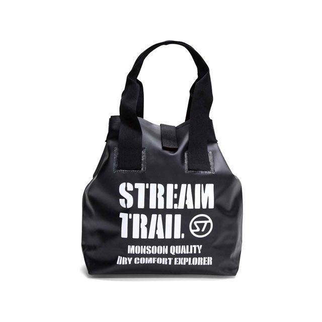 ●メーカー名：ストリームトレイル / STREAM TRAIL●商品名：WET TOTE S（ブラック）●メーカー品番：STTAA13311●JANコード：4542870559272商品の保証は、メーカー保証書の内容に準じます。●カラーブラック●素材PVC●サイズ幅42×高さ36×奥行12cm●備考柔らかく軽量な防水タイプのトートです。入口サイドをマジックテープで止めて型崩れを防ぎますサイズは2展開Sサイズは小物類をまとめておくのにも便利！ビーチに出かける際にも、必要なものを簡単にまとめて出し入れできるバッグとしても重宝できるサイズです。●ブランドについてStream Trail（ストリームトレイル）は、30年以上のアウトドアやフライフィッシングの道具作りに携わった経験とノウハウを元に水辺に関わるギアやアクセサリーの開発を1997年から行い、2011年より物を入れる袋からバックそのものが道具であるべきとして機能性と使い易さを追求し、海、川、水辺のみならず、天候への対応も熟慮して防水性の高いバッグを中心に本格的にバッグブランドとしてスタート。防水機能ではプロフェッショナルユーザーからの高い信頼を得ており、彼らからのフィードバックを元に進化、改良するだけでなく、ON・OFFを問わずアクティブライフを応援するライフスタイルブランドとして、タウンユースやトラベルユースなど様々なニーズに合わせたアイテムを幅広く展開しています。●写真注意※画像はイメージです。