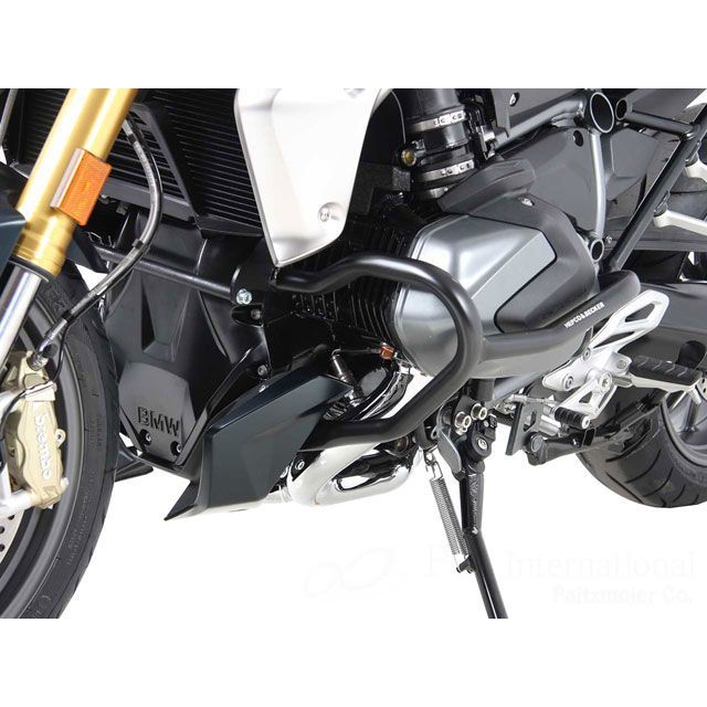 ●メーカー名：ヘプコ＆ベッカー / HEPCO＆BECKER(ヘプコアンドベッカー)●商品名：エンジンガード（ブラック）●メーカー品番：501-6518-0001●JANコード：4042545662493本国に在庫がある場合、納品まで2〜3週間ほどお時間を頂きます。海外取寄の為、納期2ヶ月以内はキャンセル不可となります。商品の保証は、メーカー保証書の内容に準じます。カラーブラック備考ヘプコ＆ベッカーのエンジンガードは万が一の有事から車体を守ります。直接のダメージを防ぐだけでなく、衝撃を多点に分散し、全体的にダメージを少なくする効果が期待できます。また、地面と車体の間への足の挟み込みなども防ぐことができます。ヘプコ＆ベッカーのエンジンガードにはパイプ内部に性質の異なる特殊強化パイプをさらに1本追加させた2重構造を採用。肉厚スチールの加工が施されている車両接合ポイントはトライ＆エラーより導きだされた耐衝撃性に優れた構造です。また多点支持や、パイプのつなぎ方も差し込みタイプとすることで、充分な強度を確保。ヘプコ＆ベッカーのエンジンガードはヘプコ＆ベッカーのエンジンガードは有事にその効果を間違いなく実感して頂けるでしょう。またヘプコ＆ベッカーのエンジンガードやタンクガードはその機能美だけでなく、実際の美しさも追及。車体のラインに合わせて設計することにより、違和感なく剛質感を演出します。ヘプコ＆ベッカー、それは欧州のクロスボーダーが認めた安全のブランドです。※掲載画像はイメージです。実際の商品とは色味や仕様が異なる場合がございます。メーカー車種年式型式・フレームNo.その他ビーエムダブリューR1250R2019-2025※純正のステンレスエンジンスポイラー装着車不可ビーエムダブリューR1250RS2019-2025※純正のステンレスエンジンスポイラー装着車不可※商品掲載時の適合情報です。年式が新しい車両については、必ずメーカーサイトにて適合をご確認ください。