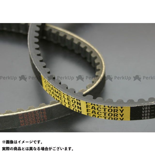 ●メーカー名：カメレオンファクトリー / Chameleon Factory●商品名：パフォーマンスVベルト●メーカー品番：VBSYA960●JANコード：4560173329262商品の保証は、メーカー保証書の内容に準じます。備考ハイスピードプーリーにベストマッチ超強力ケブラーVベルト スーパーアラミド繊維採用の強化Vベルトです。この商品はこれまでナイロン製の素材が主だったドライブベルトの芯材部分に、高性能素材ケブラーを100％使用することによりズバ抜けた強度と耐久性を実現したカメレオンファクトリーオリジナルVベルトです。現在、あらゆる工業分野で注目を浴びる高性能繊維ケブラーは高い強度としなやかさを持ち、耐久性にも優れたハイテク素材です。この、ケブラーを100％使用したカメレオンファクトリーのパフォーマンスVベルトはカメレオンファクトリー社スタッフと国内一流メーカーとの技術提携により生まれた理想的なドライブベルトです。【ケブラー強化ベルトの装着について】ケブラーVベルトは芯線にケブラー（アラミド繊維）を使用しているので、装着後は約200〜300kmの慣らし運転を心がけてください。いきなり全開走行などをしますとVベルトの両側面のアラミド繊維がささくれたようになってしまいます。慣らし運転をすることによりゴムの部分になじんでいきますので、きれいな側面形状になりいつまでも高い強度が保てます。ご注意※ケブラーは米国デュポン社の登録商標です。カメレオンファクトリー社Vベルトは本物100％を使用しています。※掲載画像はイメージです。実際の商品とは色味や仕様が異なる場合がございます。メーカー車種年式型式・フレームNo.その他ヤマハシグナスX※商品掲載時の適合情報です。年式が新しい車両については、必ずメーカーサイトにて適合をご確認ください。