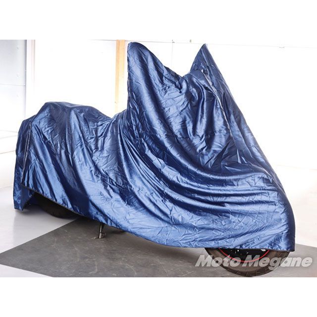 ●メーカー名：匠 / takumi(タクミ)●商品名：TA93MCV MCヴェール ガレージカバー TYPE-C（ブルー）●メーカー品番：7701TA93MCVC●JANコード：4543781124122商品の保証は、メーカー保証書の内容に準じます。●カラーブルー●素材サテン生地●備考大切な愛車にヴェールを掛けようオートバイ保管場所が屋根のある屋内 ／ ガレージの場合でも、愛車を何かで覆っておきたい方にお勧めします。匠ヴェールの軽く繊細なサテン生地は、タンク、スクリーン、メーター周り、カウル等々、どの部分に触れても傷をつけることなく全体を優しく包み込みます。伸縮生地ではないのでテンションがかからず、掛けたり取り外したりするにもストレスがありません。生地には帯電防止加工が施されていて、静電気によるほこりの付着を防ぎます。ヴェールを纏った優雅な姿を眺めているだけで満足感は高まります。裾に現れる綺麗なドレープや優雅なシルエットは、あなたのガレージライフにもうひとつ豊かな楽しみを加えてくれることでしょう。●ご注意※耐熱生地ではありません。バイクの熱にはご注意ください。