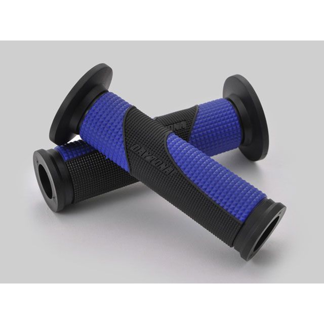 ●メーカー名：デイトナ / DAYTONA●商品名：GRIPPY GRIP（TM） GG-D-TAPERD-BASE（ブラック×ブルー）●メーカー品番：25154●JANコード：4909449584453商品の保証は、メーカー保証書の内容に準じます。カラーブラック×ブルーサイズ全長122mm仕様■エンド貫通■Φ22.2ハンドル用備考内側に向かって細くなるテーパー形状のグリップ。表面のピラミッドはライダーが直接触れる部分の山を小さくすることで指のかかりを良くしています。ご注意※確実に取り付けるため、グリップボンドを使用してください。セーフティワイヤーを併用すると、より効果的です。※純正スロットルスリーブがリブ付構造の車両はリブを削ってください。※掲載画像はイメージです。実際の商品とは色味や仕様が異なる場合がございます。メーカー車種年式型式・フレームNo.その他汎用※商品掲載時の適合情報です。年式が新しい車両については、必ずメーカーサイトにて適合をご確認ください。