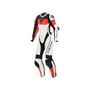 ●メーカー名：ダイネーゼ / Dainese●商品名：IMATRA LADY LEATHER 1PC SUIT PERF.（U25）●サイズ：38・サイズ：40はこちら・サイズ：42はこちら・サイズ：44はこちら・サイズ：46はこちら・サイズ：48はこちら・サイズ：50はこちら・サイズ：52はこちら●メーカー品番：2513467●JANコード：8051019302373商品の保証は、メーカー保証書の内容に準じます。●納期当商品はダイネーゼ正規輸入元（ダイネーゼジャパン）の商品となります。日本に在庫がある場合は2〜3日で入荷、日本に在庫が無い場合はイタリア取寄せとなり通常4週間程度の取寄せ日数を要しますのでご了承くださいませ。●カラーU25●備考女性ライダーのためのレザースーツ「Imatra/イマトラ」は、あらゆるレーシングニーズを満たすようにデザインされています。特別にデザインされた牛革製のフルグレインレザースーツに、ダイネーゼの象徴的なレース機能をすべて兼ね備えています。そのデザインは、レース中の完璧なフィット感と人間工学に基づいています。背中にはダイネーゼ独自のトライアクシャルシステムを採用し、3方向のストレッチレザーを使うすることで、耐摩耗性を保証しながら、大きく自由な動きを可能にしています。膝と手首の後ろには、柔軟性と保護性に優れたXFアロー素材。これが、脚と腕の可動性を確保します。ダイネーゼは、安全性を重視しています。肘と膝には複合素材のプロテクター、腰にはソフトなPro-Shape 2.0プロテクター、肩には交換可能でカスタマイズ可能な、複合プロテクターとアルミプレートを採用しています。ダイネーゼの特徴であり、特許でもある金属製のショルダープレートは、転倒時にライダーが滑るのを助け、危険なローリングのリスクを軽減します。これは、プラスチック素材との決定的な違いであり、アスファルトとの接触時の摩擦が低いことで、プラスチック以上の安全性を提供します。革命的なD-Tecレーシングコアの内装は、簡単に取り外して洗濯が可能です。効果的に配置されたパーフォレーション（パンチング穴あけ加工）により、暑い日のセッションでも、最適な通気性と快適性を体感できるでしょう。肘スライダーの「RSS 3.0システム」は、幅広いデュアルコンパウンドスライダーを採用しており、スーツにしっかりと固定されていますが、一方で、摩耗したらすぐに交換が可能です。エアロダイナミックハンプは、ウォーターバッグキットを収納できるように設計されており、MotoGP用に開発されたウォーターシステムを装着することができます。互換性のあるヘルメット（Pista GP R/RR）をお持ちの方は、このシステムとの接続も可能で、レース中も完璧な水分補給ができます。あらゆる状況下で、スーツはしっかり閉じた状態になるよう、フロントファスナーには実用的で安全性の高い、レザー・ジップフック・クロージャー・システムが装備されています。●写真注意※画像はイメージです。