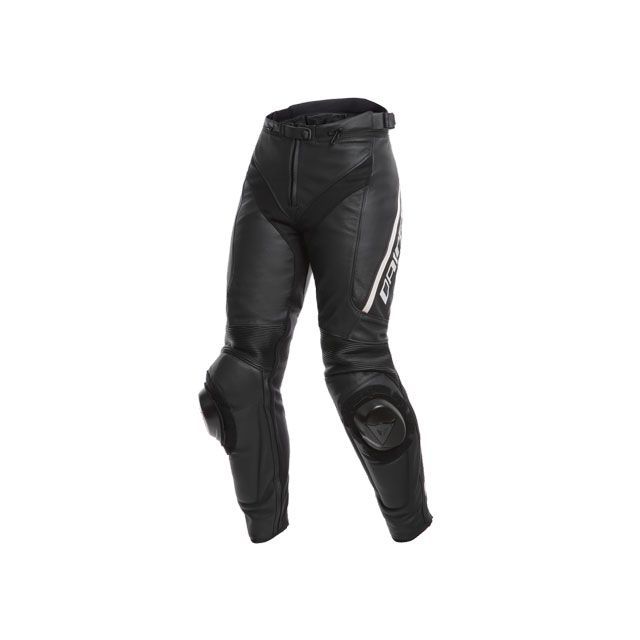 ●メーカー名：ダイネーゼ / Dainese●商品名：DELTA 3 LADY LEATHER PANTS（948）●サイズ：38・サイズ：40はこちら・サイズ：42はこちら・サイズ：44はこちら・サイズ：46はこちら・サイズ：48はこちら・サイズ：50はこちら・サイズ：52はこちら・サイズ：54はこちら●メーカー品番：2553705●JANコード：8052644832839商品の保証は、メーカー保証書の内容に準じます。●納期当商品はダイネーゼ正規輸入元（ダイネーゼジャパン）の商品となります。日本に在庫がある場合は2〜3日で入荷、日本に在庫が無い場合はイタリア取寄せとなり通常4週間程度の取寄せ日数を要しますのでご了承くださいませ。●カラー948●備考膝に最新のCorsaスライダーを取り入れ、快適かつ機敏に動けるようにデザインされたスポーツパンツです。Daineseのスポーツジャケットシリーズとコーディネートをお楽しみいただけます。ヒップのアジャスターとゴムのインサートを施したS1ファブリックが、最高のフィット感と柔軟性を約束します。Tutuレザーを使用し、パンチングメッシュ加工した冷却ゾーンを設けることで（パンチングメッシュモデルのみ）耐摩耗性を強化しています。安全認証を取得したヒップと膝のプロテクターが衝撃に対しプロテクションの役割を果たします。膝のPistaスライダーとスーツとブーツの連結システムを採用して、Daineseらしいスタイルのパフォーマンスパッケージに仕上げてあります。●写真注意※画像はイメージです。