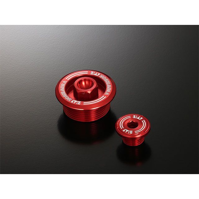 ●メーカー名：ヨシムラ / YOSHIMURA(ヨシムラジャパン)●商品名：サービスホールプラグSET（レッド）●メーカー品番：229-43F-0100●JANコード：4571463860815商品の保証は、メーカー保証書の内容に準じます。カラーレッド仕様M30x1.5（セルフロックワイヤー穴あり）、M14x1.5アルミ削り出しアルマイト仕上げレーザーマーキング装着には純正Oリングを使用します備考純正と交換するリプレースメントプラグです。M30・M14の2個セットM30は六角ボルト形状により作業効率が向上。またセルフロックワイヤー穴が空いておりφ1.2mm以下のワイヤーが使用可能です。ご注意※アルミ製品について本製品は着色アルマイト処理がされており、紫外線や周囲環境の影響により時間経過とともに退色が進行いたします。薬品、熱などの要因により変色、退色、ひび割れが発生する場合があります。予めご了承ください。写真注意※写真はイメージです。※掲載画像はイメージです。実際の商品とは色味や仕様が異なる場合がございます。メーカー車種年式型式・フレームNo.その他ホンダC1252018-2024ホンダCT1252020ホンダDax1252023-2025ホンダGROM2021-2024ホンダMonkey1252018-2024ホンダRebel2502023-2025※商品掲載時の適合情報です。年式が新しい車両については、必ずメーカーサイトにて適合をご確認ください。