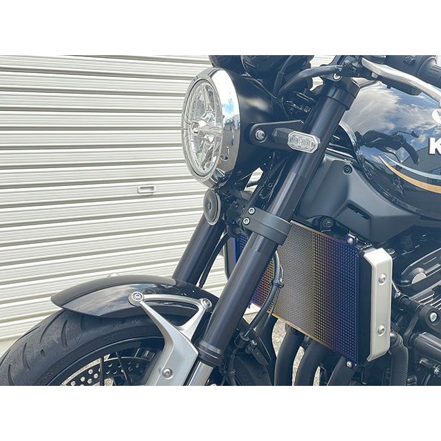 ●メーカー名：チタニウムパワー / Titanium Power●商品名：チタン ラジエターコアガード for KAWASAKI Z900RS/RS CAFE（2021-）/（ブルーグラデーション）●メーカー品番：16021Z900RSAB●JANコード：4589644126513商品の保証は、メーカー保証書の内容に準じます。●カラーブルーグラデーション●材質チタン●サイズ373x265●仕様■機能：走行中にタイヤが巻き上げる飛び石や虫や埃などによるラジエターコアへのダメージを最小限に防ぎます。ダメージを受け易い中央部を細密に、両サイドは風通しのよい粗目とし「防御」と「冷却」の両面を考慮しました。■デザイン：大・中・小、3種の六角模様を組み合わせたオリジナル幾何学模様。ソリッドはチタン独特の鈍い光沢で「高級感」を醸し出し、カラーはチタン独自の美しいグラデーション色で車両を「華麗」に演出し、カラーマフラー、サイレンサーとの組み合わせで他車とも差別化でき、注目度もアップします！■品質：軽量で強度に優れたチタンを採用。ステンレス製に比べ約40％軽量ながら強度は同等レベル。これまで難しいとされていたチタン細密網目加工（エッチング）の量産化を独自の技術力で実現しました。●写真注意※画像はイメージです。メーカー車種年式型式・フレームNo.その他カワサキZ900RS/RS CAFE2021〜※商品掲載時の適合情報です。年式が新しい車両については、必ずメーカーサイトにて適合をご確認ください。