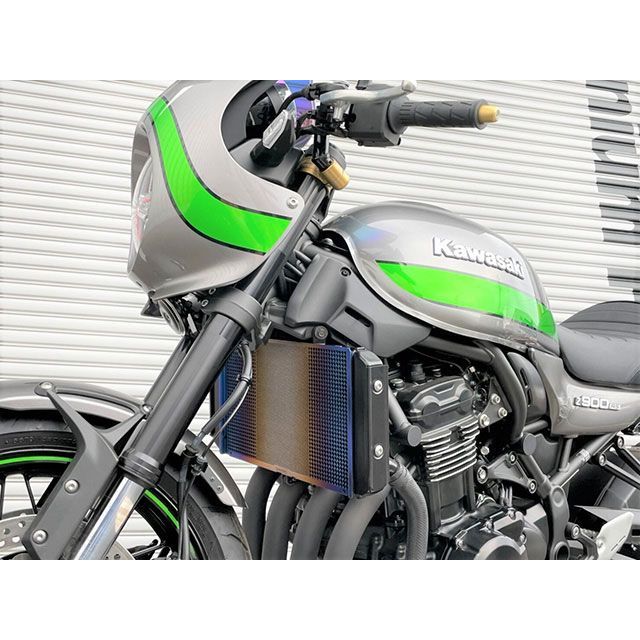 ●メーカー名：チタニウムパワー / Titanium Power●商品名：チタン ラジエターコアガード for KAWASAKI Z900RS/RS CAFE（-2020）/（ブルーグラデーション）●メーカー品番：16017Z900RSAB●JANコード：4589644126438商品の保証は、メーカー保証書の内容に準じます。●カラーブルーグラデーション●材質チタン●サイズ353x234●仕様■機能：走行中にタイヤが巻き上げる飛び石や虫や埃などによるラジエターコアへのダメージを最小限に防ぎます。ダメージを受け易い中央部を細密に、両サイドは風通しのよい粗目とし「防御」と「冷却」の両面を考慮しました。■デザイン：大・中・小、3種の六角模様を組み合わせたオリジナル幾何学模様。ソリッドはチタン独特の鈍い光沢で「高級感」を醸し出し、カラーはチタン独自の美しいグラデーション色で車両を「華麗」に演出し、カラーマフラー、サイレンサーとの組み合わせで他車とも差別化でき、注目度もアップします！■品質：軽量で強度に優れたチタンを採用。ステンレス製に比べ約40％軽量ながら強度は同等レベル。これまで難しいとされていたチタン細密網目加工（エッチング）の量産化を独自の技術力で実現しました。●写真注意※画像はイメージです。メーカー車種年式型式・フレームNo.その他カワサキZ900RS/RS CAFE2021〜※商品掲載時の適合情報です。年式が新しい車両については、必ずメーカーサイトにて適合をご確認ください。