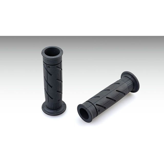 ●メーカー名：キジマ / KIJIMA●商品名：シーンセレクトグリップ ドクター ソフト 貫通式 グリップ長120mm●メーカー品番：201-6816●JANコード：4934154125806商品の保証は、メーカー保証書の内容に準じます。カラー黒サイズ適合ハンドルバー外径：22.2mm（7/8インチ）グリップ長：120mmグリップ部外径：31mm仕様グリップタイプ：ドクター柔らかさ：ソフト（SOFT）グリップエンド：オープン（貫通）内容物：左右セット（左右で内径が異なります）生産国：日本製特徴【選べる柔らかさ】（1）迷ったらスタンダード（S.T.D）タイプ・幅広いシーンに合わせた標準タイプ・純正グリップに近い柔らかさ（2）疲労も軽減ソフトタイプ・2つの効果が長時間の走行でも快適で疲れにくい 効果1：エンジンや走行振動の伝達を軽減 効果2：密着性が上がり、優しい握りで支えられます（3）ダイレクトな操作感ハードタイプ・スポーツ走行等、強く握り込むのが好みの方に・路面の状況や車体の挙動を察知しやすい備考お気入りデザインのグリップでもう少し柔らかければ、、、もう少し硬ければな。。。と思った事はありませんか？このような声にお応えすべく1デザインに3つの柔らかさをご用意いたしました。デザインは新デザイン（HMC）を加えた3種類。ライディングシーンに合わせて計9種類からお好みの握り心地が選べます。ゴム材には耐候性、耐労性、耐オゾン性にすぐれたEPDMを採用。しかも、日本国内生産なので安心の高品質。※掲載画像はイメージです。実際の商品とは色味や仕様が異なる場合がございます。メーカー車種年式型式・フレームNo.その他汎用※商品掲載時の適合情報です。年式が新しい車両については、必ずメーカーサイトにて適合をご確認ください。