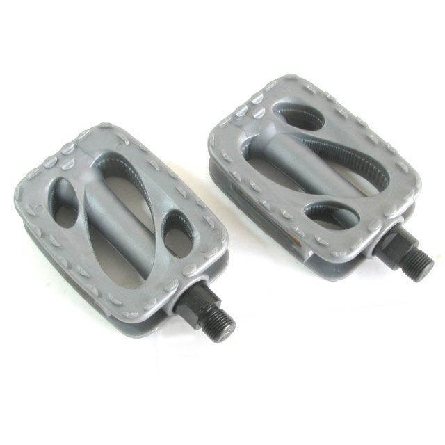 ●メーカー名：トップ（自転車） / TOP(トップ)●商品名：ペダル ミニ・軽快用●JANコード：4938402127024商品の保証は、メーカー保証書の内容に準じます。カラーブラック適合車種9/16インチ仕様■折りたたみ自転車や軽快車に最適なスタンダードタイプ■ミニ・軽快車用■樹脂製■差込ネジ部：9/16インチ※掲載画像はイメージです。実際の商品とは色味や仕様が異なる場合がございます。