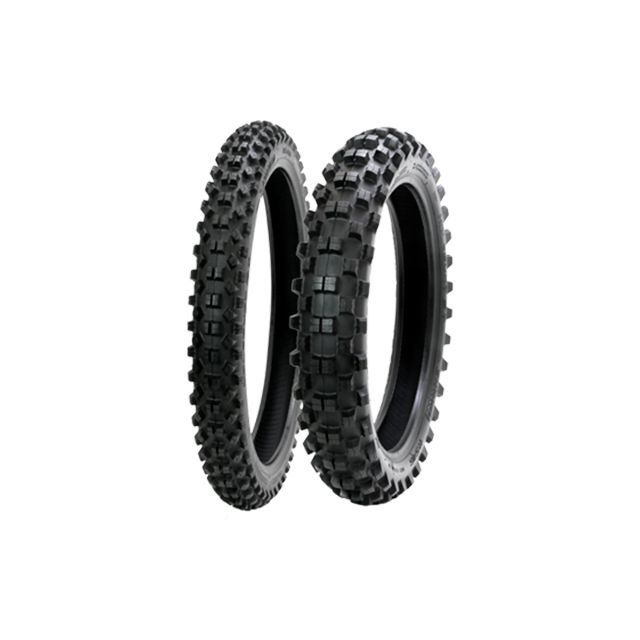 ●メーカー名：シンコー / SHINKO●商品名：546 HOLESHOT ST 110/100-18 64M（ブラック/ブラック）●メーカー品番：11105460商品の保証は、メーカー保証書の内容に準じます。●カラーブラック/ブラック●仕様リア用リム径：18”サイズ：110/100-18 64M構造：TT許容リム幅（inch）：-●備考ニュージーランドのモトクロスシーンにおいて開発された、軟質、ソフト路面から、ミディアム路面まで幅広いマッチングレンジを持つシリーズ。排泥性にも優れ、軟質路面においても優れたトラクション性能を発揮します。近年のモトクロスニーズに必要な優れたブレーキ性能、コーナリング性能、トラクション性能を高次元で発揮します。●ご注意※546 HOLESHOT STは、コンペティションタイヤです。一般公道走行はできませんのでご注意ください。●写真注意※画像はイメージです。メーカー車種年式型式・フレームNo.その他汎用※商品掲載時の適合情報です。年式が新しい車両については、必ずメーカーサイトにて適合をご確認ください。