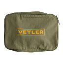 ●メーカー名：VETLER(ベトラー)●商品名：ヘリンボーン ポーチ M（カーキ）●メーカー品番：VTLSGT03-KH●JANコード：4562342577092商品の保証は、メーカー保証書の内容に準じます。●カラーカーキ●サイズM●備考旅先の時の着替え入れとしてはもちろん、キャンプではコーヒー器具や食器セット入れにも。ポーチの定番化学繊維はなく、あえて「コットン素材」を使うことでクラシカルな雰囲気を演出。内側にはタブレット端末の収納にもちょうどいいサイズの内ポケット付き。●写真注意※画像はイメージです。