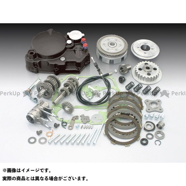 ●メーカー名：キタコ / KITACO●商品名：ULTRAドライブキット タイプX 5速クロスミッションASSY●タイプ：タイプ3 カラー：ブラック●メーカー品番：318-1123320●JANコード：4990852094721商品の保証は、メーカー保証書の内容に準じます。●仕様キタコ製Lレバー＆ホルダーセット専用●備考高品質のアルミダイキャスト製のオイルエレメント内蔵クラッチカバーにメインシャフト側に移行させた大容量の4枚クラッチディスクを装備したULTRAクラッチKIT、4速から5速に細分化させパワーを有効に使える5速クロスミッションASSYが1セットになりました。高出力チューニングエンジンの性能をフルに発揮できる駆動系ユニットです。●ご注意※モンキー遠心クラッチ車に装着する場合はギアシフトスピンドルSETが別途必要です。※モンキー6V車に装着する場合、別途オプションキックスタータースピンドルSETが必要です。メーカー車種年式型式・フレームNo.その他ホンダモンキー/ゴリラ（12V）FNO.Z50J-2000001〜 / FNO.AB27-1000001〜1899999ホンダモンキー/ゴリラ（6V）FNO.Z50J-1000001〜1805927ホンダモンキーバハ全車種※商品掲載時の適合情報です。年式が新しい車両については、必ずメーカーサイトにて適合をご確認ください。