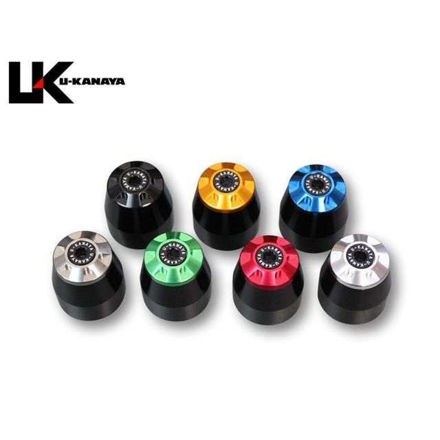 ●メーカー名：ユーカナヤ / U-KANAYA●商品名：アルミビレットハンドルバーエンド●本体 ブラック エンドキャップ グリーン●メーカー品番：BEBK-GR商品の保証は、メーカー保証書の内容に準じます。サイズ直径：32mm、長さ：36mm、重量：69g／1個材質A6061アルミ材内容ハンドルバーエンド左右2個セット特長■U-KANAYAの製品は元GPライダーの金谷秀夫氏と内商会のコラボレーションによる商品です。当社の管理の下で精密加工しております。 ■U-KANAYAの全商品は、日本国内にて専門のスタッフが製品の組み立て及び検品を行っておりますので、安心してご使用いただけます。 ■バーエンド本体7色×エンドキャップ7色、合計49種類のカラーバリエーションで愛車のカスタムコーディネートに一役買います。 ■バーエンド本体カラー：ブラック ■エンドキャップカラー：ブラック ■質感の高いフルマシニング加工のバーエンドです。 ■高強度・耐食性に優れた6061アルミ材をカラーアルマイト処理しています。 ■φ22ハンドルバー用 汎用品（ハンドルパイプの内径が13〜17mmの車種に適合します） ■取付はボルトを締めるとアルミカラーが広がり固定するタイプです。 ■ハンドル内部にウェイトが入っている純正ハンドルには適合しない場合がございます。 ■購入前にハンドルの内径をご確認ください。 ■カラーアルマイトの特性上、日光や熱により色褪せが生じる場合があります。 ■バーエンド本体とエンドキャップを同色にした場合、アルマイトの特性上色が合わない場合があります。 ■この商品は予告なしに価格や仕様を変更する場合があります。備考カラーアルマイトの特性上、日光や熱により色褪せが生じる場合があります。ご注意※バーエンド一体型ハンドルの車両へはご利用頂けません。写真注意※画像は集合イメージとなります。ご注文の際はご希望されたカラーのみのお届けとなります。※モニターの環境により、画像の色が実物と若干異なって見える場合がございます。※掲載画像はイメージです。実際の商品とは色味や仕様が異なる場合がございます。メーカー車種年式型式・フレームNo.その他汎用ハンドルパイプの内径が13〜17mmの車種に適合※商品掲載時の適合情報です。年式が新しい車両については、必ずメーカーサイトにて適合をご確認ください。