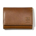 ●メーカー名：カドヤ / KADOYA●商品名：K’S LEATHER＆K’S PRODUCT 3 FOLD コンパクトウォレット（ブラウン）●メーカー品番：8900-0●JANコード：4582512790960商品の保証は、メーカー保証書の内容に準じます。●カラーブラウン●素材表：OILEDVINTAGESTEER（牛革）●仕様生産国：日本●特徴3つ折りコンパクトウォレット●備考カードサイズで小ぶりな3つ折りタイプのウォレット。コンパクトなサイズながら、紙幣、コイン、カードがそれぞれ入る。内側にはコインポケットの他、カードポケットを3つ配置。札入れ側にもカードポケットを2箇所配置し、計10枚ほどのカードを収納可能。内側にはMORPHO MADE IN JAPAN の箔押し刻印を配置。縫製はヘリ返し仕様で上品な作り。四隅は全て緻密な菊寄せ仕様で職人の技が光る。表革にはHEAD FACORY製品にも用いられるOILED VINTAGE STEER をジャケット用とは違うスムース仕上げで使用。正面にはさりげなく素押しのロゴを配置。●サイズチャート縦：7.5、横：10.0、厚み：約〜2.0※表記サイズは仕上寸法になり、製品によっては多少の誤差はございます。●写真注意※画像はイメージです。