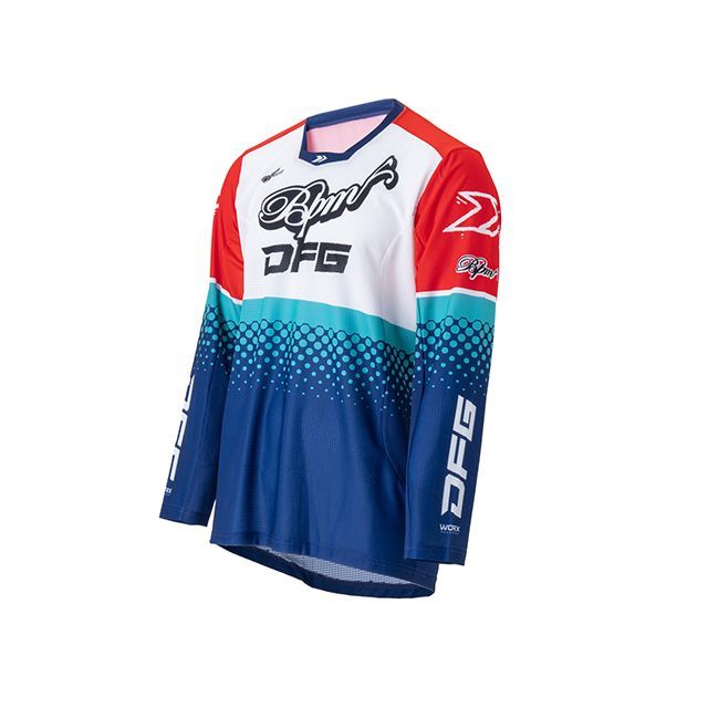 ●メーカー名：ディーエフジー / DFG●商品名：ワークス ジャージ BPM ニューエイジ（レッド/ネイビー）●サイズ：M・サイズ：Sはこちら・サイズ：Lはこちら・サイズ：XLはこちら●メーカー品番：D3146●JANコード：4547836520198商品の保証は、メーカー保証書の内容に準じます。●カラーレッド/ネイビー●素材ポリエステル100％●特徴■全身に縦横4方向に伸縮する、4WAYストレッチ生地を採用。立体編みのストレッチメッシュ生地は肌触りが良い吸汗速乾生地。運動性と耐久性を極限まで追求したレーシングモデル。■腕から脇腹にかけて、通気性が高く速乾性のあるメッシュ生地を採用。ライダーのオーバーヒートを積極的に冷却する。■首周りには通気性が高く速乾性のあるメッシュ生地を採用。伸縮性にも優れるため、前傾姿勢時の背中のつっぱり感や、汗による首周りの張り付きのストレスを軽減する。■襟元は肌当たりが良く柔軟性のある生地を採用。脱衣する際のストレスも少なく快適。■背中の丈を長くしたドロップテールデザインにより、ジャージの裾がパンツからはみ出るのを防止。●備考プロFMXライダーで元MX IAライダーの【Nookey】こと金澤巨樹が常識にとらわれること無く自由な発想でデザインする【BPM】。世界中のライダーに支持され、FMXのTAKA東野を始めとして、MXGPのJ・シーワー選手やJMXのJ・ウィルソン選手のヘルメットペイントを手掛ける。プロライダーの要望によって誕生したレーシングモトクロスジャージ。通気性に優れる、軽量ストレッチメッシュ素材を採用し、激しい動きに追従。 ライダーに余計なストレスを与えず、体力の消耗を防ぎ、常に攻め続ける事ができるハイパフォーマンス仕様。前傾姿勢で肘を上げて胸を張るアタックポジションを想定したパターンを採用。●写真注意※画像はイメージです。