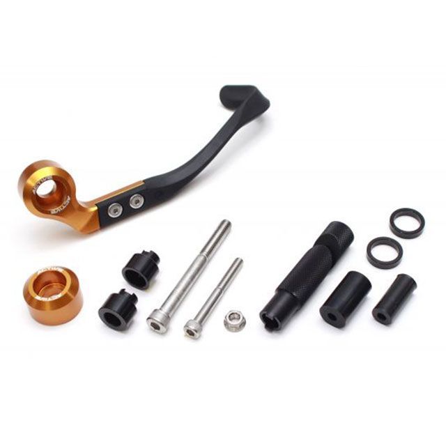 ●メーカー名：アクティブ / ACTIVE●商品名：ブレーキレバーガード＆バーエンド フルセット（ゴールド）●メーカー品番：30805018●JANコード：4538792914954商品の保証は、メーカー保証書の内容に準じます。カラーバーエンド：ゴールド適合ハンドル内径φ18.0〜19.4特徴■軽量で適度な柔軟性を持つPBT樹脂アームとアルミ製エンドのハイブリット構造■グリップエンドを握ってもスロットル操作に影響しづらいオフセットデザイン■クラッチ側には同デザインのバーエンドが付属■パーツ各部のリペア設定あり備考他車との接触など、意図しないブレーキレバーの入力を防ぐレバーガード。MFJレースレギュレーションでも装着が義務づけられているセーフティーパーツです。※掲載画像はイメージです。実際の商品とは色味や仕様が異なる場合がございます。メーカー車種年式型式・フレームNo.その他汎用※商品掲載時の適合情報です。年式が新しい車両については、必ずメーカーサイトにて適合をご確認ください。