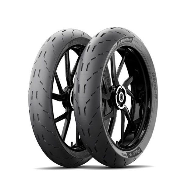 ●メーカー名：ミシュラン / Michelin●商品名：PILOT MOTO GP 80/90-17 M/C 50S REINF TL●JANコード：4985009004364商品の保証は、メーカー保証書の内容に準じます。タイヤサイズ80/90-17 M/C 50S特徴■ドライコンディションでのグリップ力を強化新しいソフトラバーコンパウンドとボイドレシオ※を8．5％としたトレッドパターンデザインが、ドライ路面で優れたグリップ性能を発揮します。※ボイドレシオ：トレッド全体に対する溝面積の割合■ウェットパフォーマンスの向上シリカテクノロジーの採用により、耐摩耗性を犠牲にすることなく気温が低い時や濡れた路面でも、優れたウェットグリップ性能を発揮します。■タイヤの耐性を強化補強プライによって強化された厚いトレッド層が、パンクに対するタイヤの耐性を向上しています。備考ミシュランはMotoGP（TM）の公式サプライヤーとして全チームにタイヤを供給しています写真注意※画像はフロント・リアのセット品のイメージです。※掲載画像はイメージです。実際の商品とは色味や仕様が異なる場合がございます。