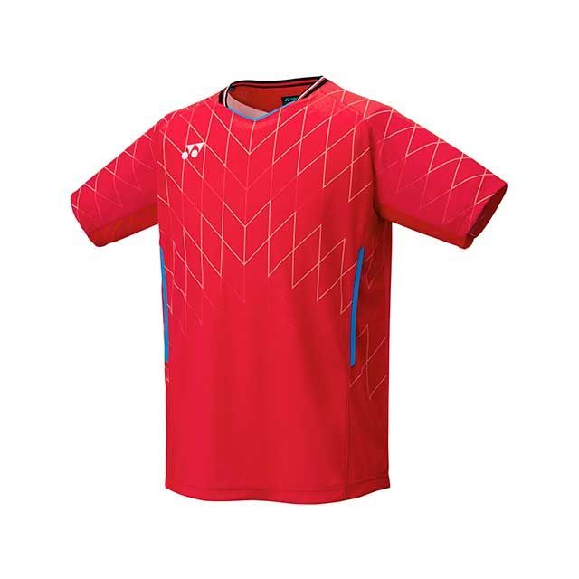 ●メーカー名：ヨネックス / YONEX●商品名：10698J ジュニアゲームシャツ（ジャパンレッド）●サイズ J130・サイズ：J120はこちら・サイズ：J140はこちら●メーカー品番：10698J●JANコード：4550675054588商品の保証は、メーカー保証書の内容に準じます。●カラージャパンレッド●サイズ規格J120・J130・J140●仕様素材：ポリエステル100％仕様：ベリークール、UVカット、Precision move、吸汗速乾、制電●原産国日本●備考日本バドミントン協会審査合格品ベリークールドライ、UVカット、PRECISION MOVE、吸汗速乾、制電●写真注意※モデル撮影写真はスタジオ撮影の為、色味が異なる場合がございます。※画像はイメージです。