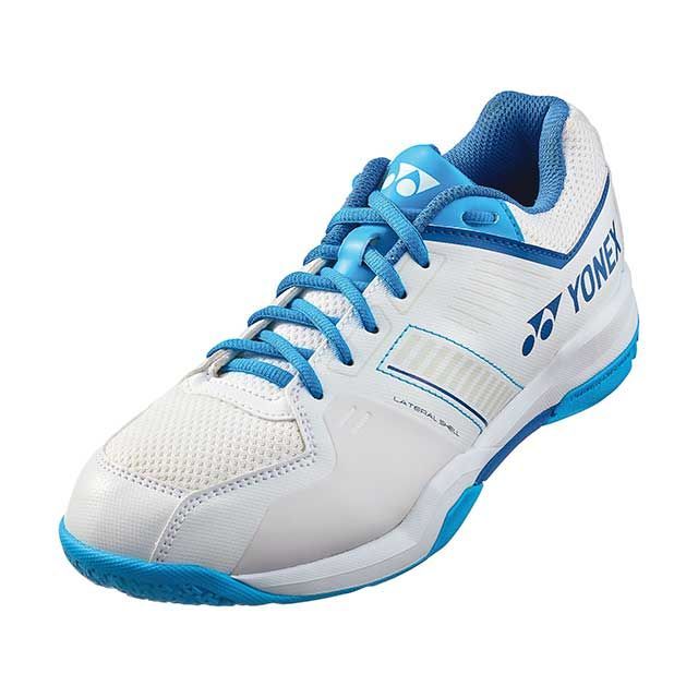 ●メーカー名：ヨネックス / YONEX●商品名：SHBSF1 パワークッションストライダーフロー（ホワイト/ブルー）●サイズ 26.0cm●メーカー品番：SHBSF1●JANコード：4550675060763商品の保証は、メーカー保証書の内容に準じます。●カラーホワイト/ブルー●サイズ規格21.0・21.5・22.0・22.5・23.0・23.5・24.0・24.5・25.0・25.5・26.0・26.5・27.0・27.5・28.0●仕様素材：アッパー/人工皮革、ミッドソール/合成樹脂、アウトソール/ゴム底●原産国インドネシア●備考日本バドミントン協会審査合格品パワークッション、エルゴシェイプ、ラテラルシェル、ラウンドソール、ラディアルブレードソール、ワンピースソール設計　パワークッション（R）、エルゴシェイプ、ラウンドソール（TM）、ラディアルブレードソール、ラテラルシェル●写真注意※モデル撮影写真はスタジオ撮影の為、色味が異なる場合がございます。※画像はイメージです。