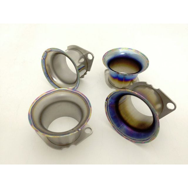 ●メーカー名：スーパーバイク / SuperBike●商品名：FCR用フルチタンファンネル ビックボディー用（35φ-41φ）●仕様 ポリッシュピュア（焼き色なし） ファンネルサイズ 35mm 個数 1個●メーカー品番：68505-289187●メーカー直送品・代金引換でのご注文不可（ご注文が入った場合、キャンセルとさせていただきます。）・他商品との同時注文（併せ買い）不可。（ご注文が入った場合、キャンセルとさせていただきます。）・納品書、弊社無料雑誌が同梱されません。・運送会社、到着日時指定不可・離島への発送不可※本商品は当社倉庫からの発送ではなく【メーカー直送】となります。注意事項へのご了承をお願い致します。商品の保証は、メーカー保証書の内容に準じます。●内容ファンネル テーパーボルト ワッシャ スペーサー●特徴■標準は35mmですが、見た目のバランスは40mmが良いです。■4気筒の場合、真ん中と両サイドの長さを変える場合もあります。（画像はすべて40mmです）■焼き色は1個づつ職人の手で入れています。それぞれ違いますので、ご了承ください。●備考待望のフルチタンファンネル登場！！表面の仕上げは4種類、チタンの風味を生かしたソリッド（マット仕上げ）、高級感を引き立てるポリッシュ仕上げ、それぞれ焼き色、あり、なし。ファンネル長は3種類、標準の35mmに加え、30mmと40mmをラインナップ！●写真注意※画像はイメージです。メーカー車種年式型式・フレームNo.その他汎用※商品掲載時の適合情報です。年式が新しい車両については、必ずメーカーサイトにて適合をご確認ください。
