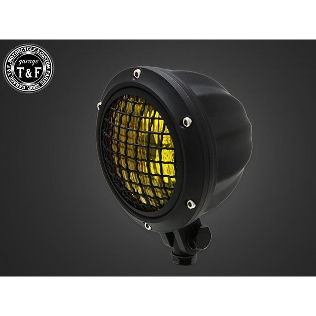 ●メーカー名：ガレージT&F / T&F(ガレージティーアンドエフ)●商品名：ドラッグスター1100（スタンダードモデル）4.5インチグリルシトラスヘッドライト+ステーSET（タイプA）●タイプ マットブラック・イエローレンズ・タイプ：ポリッシュ・クリアーレンズはこちら・タイプ：ポリッシュ・イエローレンズはこちら・タイプ：マットブラック・クリアーレンズはこちら●メーカー品番：・4024245商品の保証は、メーカー保証書の内容に準じます。仕様ヘッドライトリム部分：アルミ製ヘッドライトボディ部分：アルミ製レンズ部分：ガラス製レンズサイズ：約88mmヘッドライトボディサイズ：直径：約119mm 全長：約116mmバルブ：H4 12V60／55W取付ボルトサイズ：M10備考ヘッドライトとヘッドライトステーのお買い得なKITです。車種専用ステー付きで簡単ボルトオン。H4カプラーが付いている為、取り付けは簡単です。 ※入荷ロットによってはH4カプラーが付いていない場合がございますのでご了承下さい。お客様の車両に適合するヘットライトステーを1つお選び下さい。ご注意※「ステー無し」を選択された場合はヘッドライトステーは付属しません。※ヘッドライトステー画像は参考画像になります。車種によっては表示されていないヘッドライトステーもございます。※予め車種ごとにステーの色・形状・素材が決まっております。お客様の方では色や素材をお選びできませんのでご了承下さい。※ガレージT＆F社では、より良い商品をお届けするため、商品の改良や生産工程の変更を随時行っております。そのため、掲載されている仕様やデザインが予告なく変更される場合がございます。なお、変更があった場合でも、商品の品質や機能性には十分配慮しております。※車種専用のヘッドライトになりますが、カスタム車両に装着される場合はヘッドライトステーが装着できなかったり、H4カプラーがそのまま取り付けできない場合等ございます。※ヘッドライト本体の付け根部分のジョイントステーの形状がロットによって異なる場合がございますのでご了承下さい。※掲載画像はイメージです。実際の商品とは色味や仕様が異なる場合がございます。メーカー車種年式型式・フレームNo.その他ヤマハドラッグスター1100※商品掲載時の適合情報です。年式が新しい車両については、必ずメーカーサイトにて適合をご確認ください。