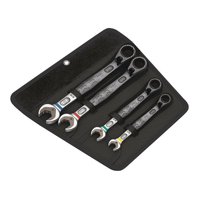 ●メーカー名：ヴェラ / WERA●商品名：020090 4点組 コンビネーションラチェットレンチセットJOKER角度付きラチェットヘッド 10131719mm●メーカー品番：・020090●JANコード：4013288184139商品の保証は、メーカー保証書の内容に準じます。●仕様入組数：4点セット内容：コンビネーションラチェットレンチ：020065・020068・020072・020074(10・13・17・19mm面ファスナーストリップ：120×50mm●備考6001ジョーカーシリーズ。Wera の高品質ラチェット コンビネーション レンチ セット。角度付きラチェット ヘッドとスイッチ レバーを備えたジョーカー ラチェット コンビネーション レンチ。ジョーの金属プレートが保持機能を提供し、ナットやボルトを紛失するリスクを軽減します。統合されたリミットストップにより、ボルト頭の下方への滑りを防止し、より高いトルクを適用することができます。ジョーの交換可能な金属プレートは、非常に硬い歯でナットやボルトをしっかりと保持し、滑るリスクを軽減します。ダブル六角形状により、ナットやボルトとの確実な接続が実現し、滑りのリスクが低くなります。ジョー端の戻り角度がわずか 30° と低いため、締め付け時にレンチを裏返す手間が省けます。細かい歯（80 歯）を備えたリング端のリバーシブルラチェット機構により、狭いスペースでも優れた柔軟性が保証されます。音を聞くほど正確なラチェット機構。堅牢な 2 ピースのロック要素により、極めて高い安定性が得られます。15°の角度が付いたラチェットエンドが付いており、高トルクでも確実な作業が可能です。特別な鍛造形状により、高いトルク伝達と高い曲げ剛性が可能になります。高性能クロムモリブデン鋼で製造されており、高い腐食保護のためのニッケルクロムコーティングが施されています。「Take it easy」ツールファインダーを使用すると、サイズに応じて色分けされます。●写真注意※画像はイメージです