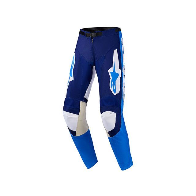 ●メーカー名：アルパインスターズ / Alpinestars●商品名：レーサー パンツ リーウェイ （UCLAブルー/ホワイト）●サイズ 34・サイズ：36はこちら・サイズ：40はこちら●メーカー品番：D8513●JANコード：4547836552533商品の保証は、メーカー保証書の内容に準じます。特徴■超軽量で伸縮性・耐久性に優れた構造を採用。ふくらはぎ背面には通気性の高いストレッチネットパネルを配置し、通気性・快適性・柔軟性を確保。■最新の人間工学に基づいた構造により、スポーツカットの高性能フィットを実現。■ヒザ内側にはヤギ革レザーを使用し、高級感のあるフィーリングとグリップ力、耐熱・耐摩耗性を強化。■Techstarシリーズ由来のSX2オートロック式マグネットバックルとアジャスタブルウエストクロージャーを採用し、快適かつ確実なフィット感を提供。■内側ウエスト部にはシリコンプリントを施し、ずれを防止。■フロントファスナー付きで脱ぎ履きも簡単。■レースフィット設計。スポーティなシルエットに加え、広範囲に配置されたストレッチパネルとプリカーブド構造により、ライディング姿勢での高い運動性と快適性を確保。■高耐久構造。軽量かつ強度に優れた600Dポリファブリックを採用し、シート部やヒザ部など摩耗の激しいエリアには補強を追加。■優れた可動性。Supertechシリーズ由来の素材を用いた、ヒザ上・股下・腰部後ろのストレッチパネル部分のストレッチリップストップインサートにより、動きやすさと快適性を向上。備考世界の過酷な地形で鍛え上げられたRacerシリーズ。動きやすさと耐久性を兼ね備えた、ライダーのためのテクニカルウェア。世界中の過酷な地形で開発・テストされたRacerシリーズは、人間工学に基づくプリカーブドデザインと、吸湿速乾性・軽量性・耐久性に優れたテクニカル素材を採用。レーサーはもちろん日常のライディングにも対応し、AlpinestarsのMXグローブにマッチする多彩でアグレッシブなカラー展開により、トータルでのパフォーマンスルックを実現。※掲載画像はイメージです。実際の商品とは色味や仕様が異なる場合がございます。