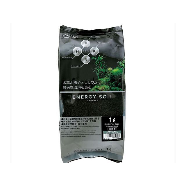 ●メーカー名：寿工芸 / Kotobuki(コトブキコウゲイ)●商品名：エナジーソイル 1L（パウダーブラック）●JANコード：4972814589865商品の保証は、メーカー保証書の内容に準じます。水草育成に特化した！！「高濃度栄養含有ソイル」です。エナジーソイルは良質な国産天然黒土を原料に水草の成長に必要な窒素・カリウム成分やその他微量元素などを絶妙にブレンドした栄養系ソイルです。保肥性にも非常に優れるため、長期間にわたり水草の根が栄養分を効率良く吸収します。又、比重が大き目のソイルの為、水草の植え込みが容易に行なえます。寸法（mm）：W115×D60×H200内容：1L※本製品は水洗いしないでください。粒が崩れて濁りの原因となります。※掲載画像はイメージです。実際の商品とは色味や仕様が異なる場合がございます。