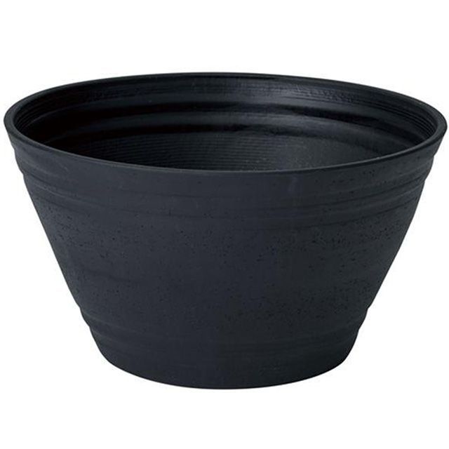 ●メーカー名：寿工芸 / Kotobuki(コトブキコウゲイ)●商品名：メダカ 円水鉢 φ39（黒）●JANコード：4972814436725商品の保証は、メーカー保証書の内容に準じます。暮らしにメダカシリーズ。底面が浮いているので地熱が伝わりにくい形状。丈夫で扱いやすい肉厚のある樹脂製素材。風合いのある表面加工。寸法（mm）：W395×D395×H220（14L）材質：PP※掲載画像はイメージです。実際の商品とは色味や仕様が異なる場合がございます。